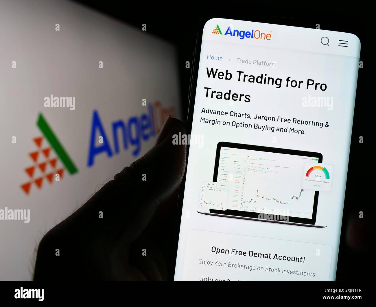 Stoccarda, Germania, 01-25-2023: Persona che detiene il cellulare con pagina web della società di intermediazione indiana Angel One Limited sullo schermo davanti al logo. Concentrati Foto Stock