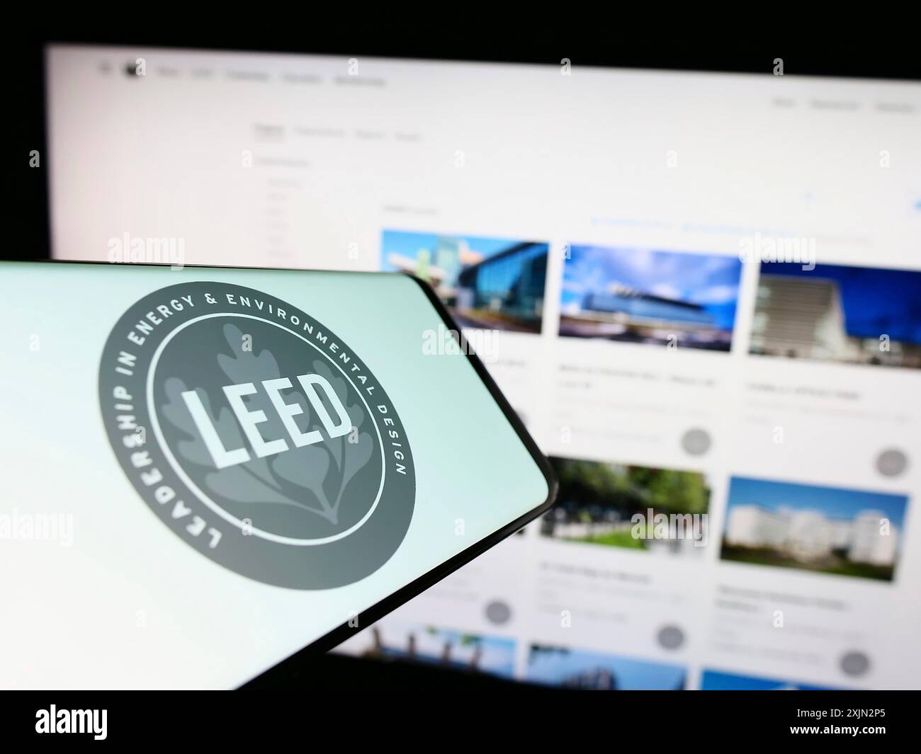 Stoccarda, Germania, 03-11-2023: Cellulare con logo di certificazione US Green Building LEED sullo schermo di fronte al sito web. Concentrati sulla destra del telefono Foto Stock