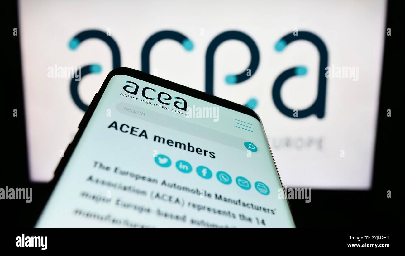 Stoccarda, Germania, 03-12-2023: Smartphone con pagina web dell'Associazione europea dei costruttori di automobili (ACEA) sullo schermo davanti al logo. Concentrati su Foto Stock