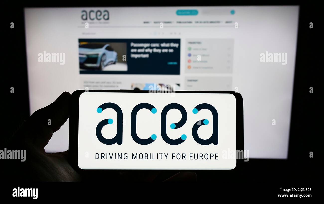 Stoccarda, Germania, 03-12-2023: Persona con smartphone con logo dell'Associazione europea dei costruttori di automobili (ACEA) sullo schermo davanti a. Foto Stock