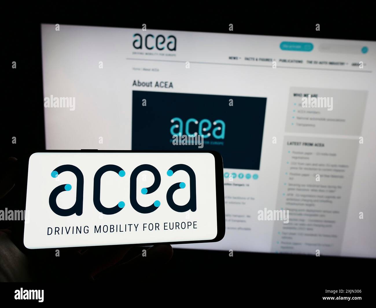 Stoccarda, Germania, 03-12-2023: Persona che detiene un telefono cellulare con il logo dell'Associazione europea dei costruttori di automobili (ACEA) sullo schermo con il web Foto Stock