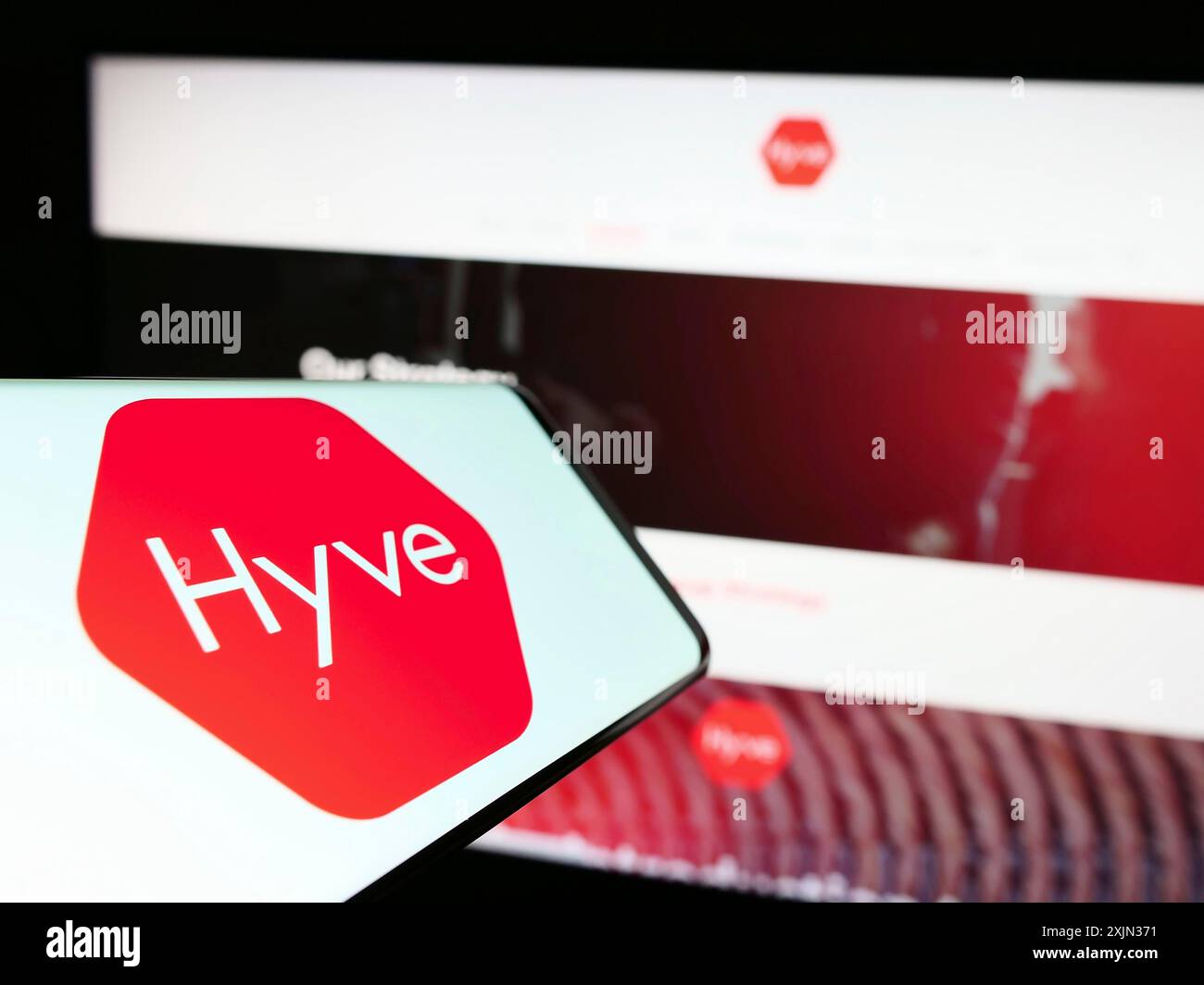 Stoccarda, Germania, 03-18-2023: Smartphone con logo della società britannica di gestione eventi Hyve Group plc sullo schermo davanti al sito Web. Concentrati su Foto Stock