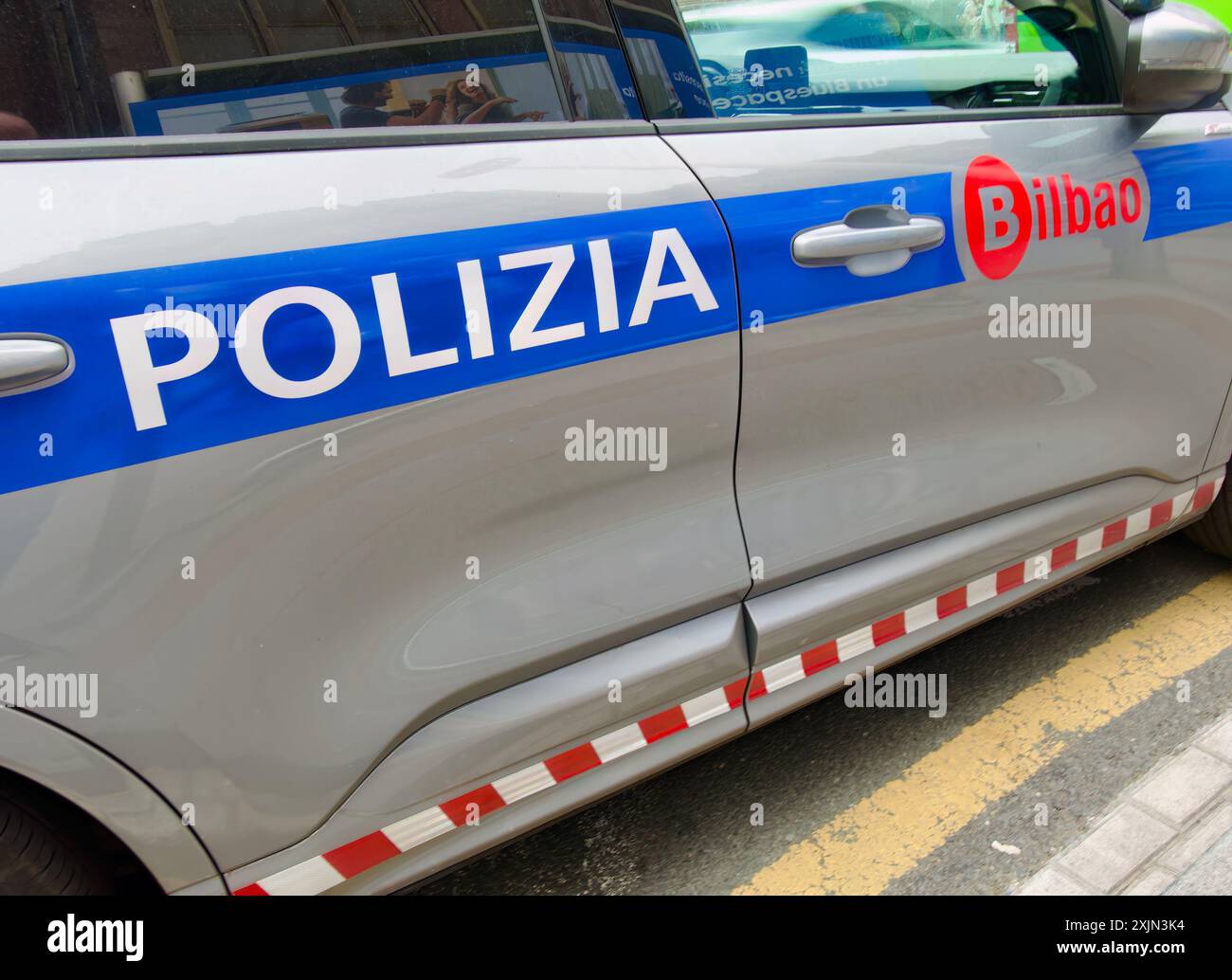 Un'auto della polizia municipale parcheggiata Polizia NS Bilbao cartelli sulle porte chiudono i Paesi Baschi di Bilbao Euskadi Spagna Foto Stock