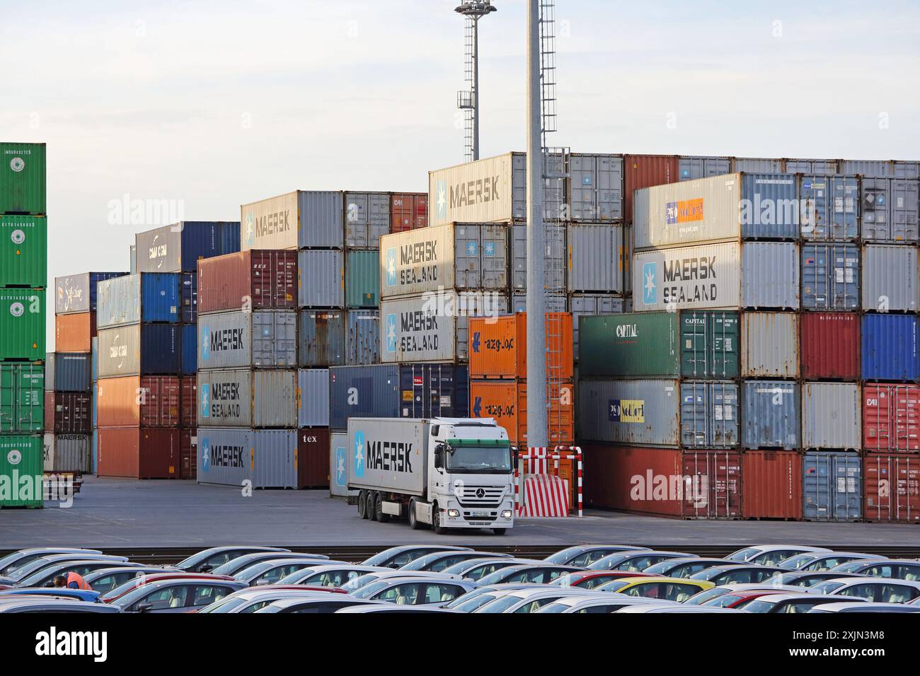 Capodistria, Slovenia - 14 ottobre 2014: Nuovi veicoli e Cargo Container presso Terminal Port Transport Logistics Europe. Foto Stock