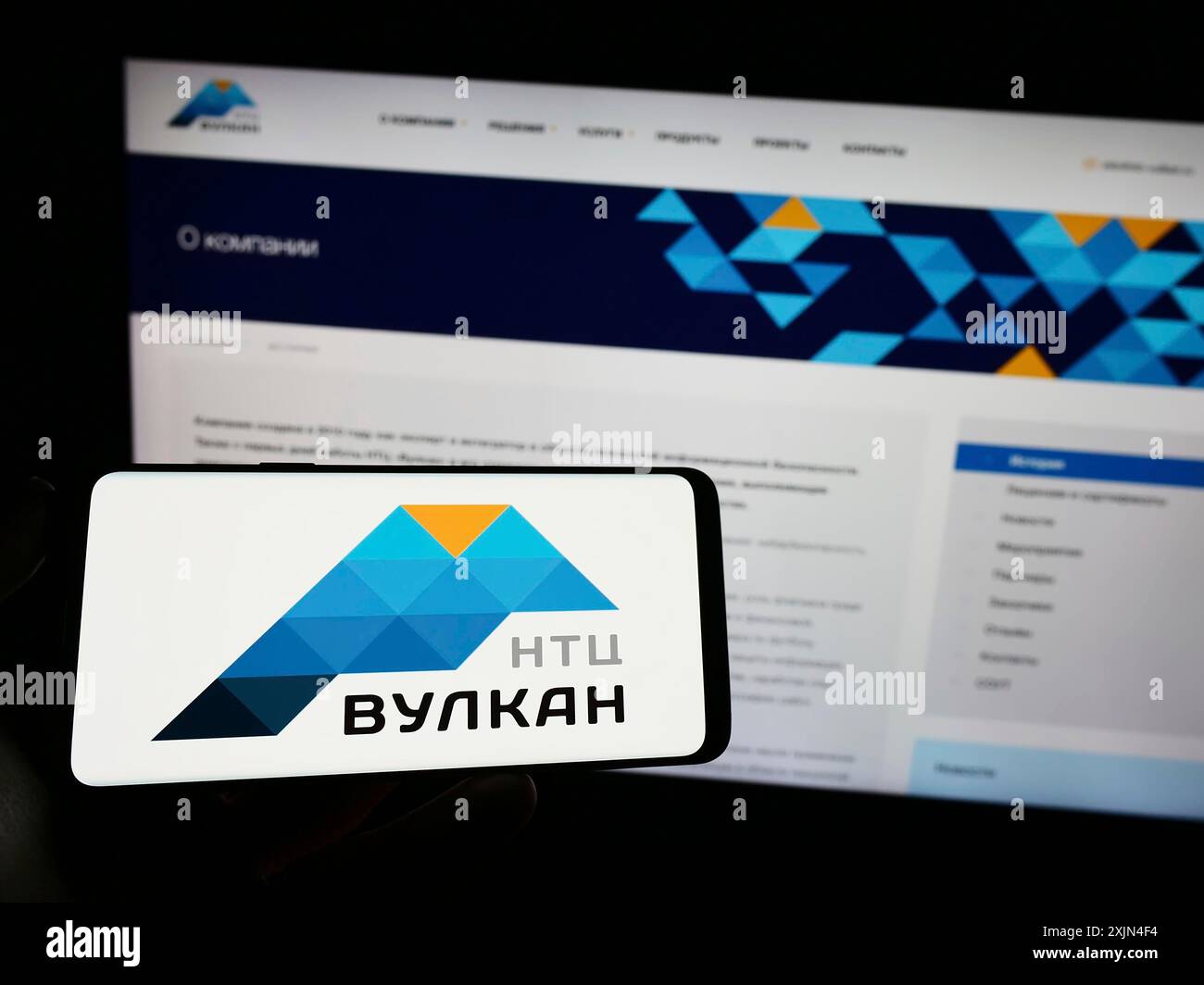 Stoccarda, Germania, 03-31-2023: Persona che detiene un cellulare con il logo della società russa di tecnologie dell'informazione NTC Vulkan sullo schermo di fronte Foto Stock