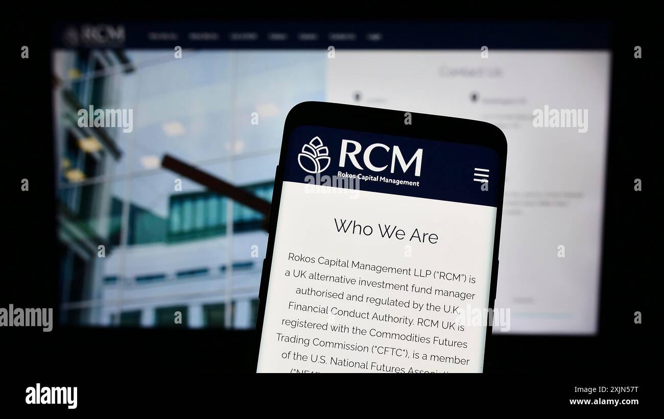 Stoccarda, Germania, 04-24-2023: Telefono cellulare con sito web e logo aziendale della società Rokos Capital Management LLP (RCM) sullo schermo. Concentrati sul centro Foto Stock