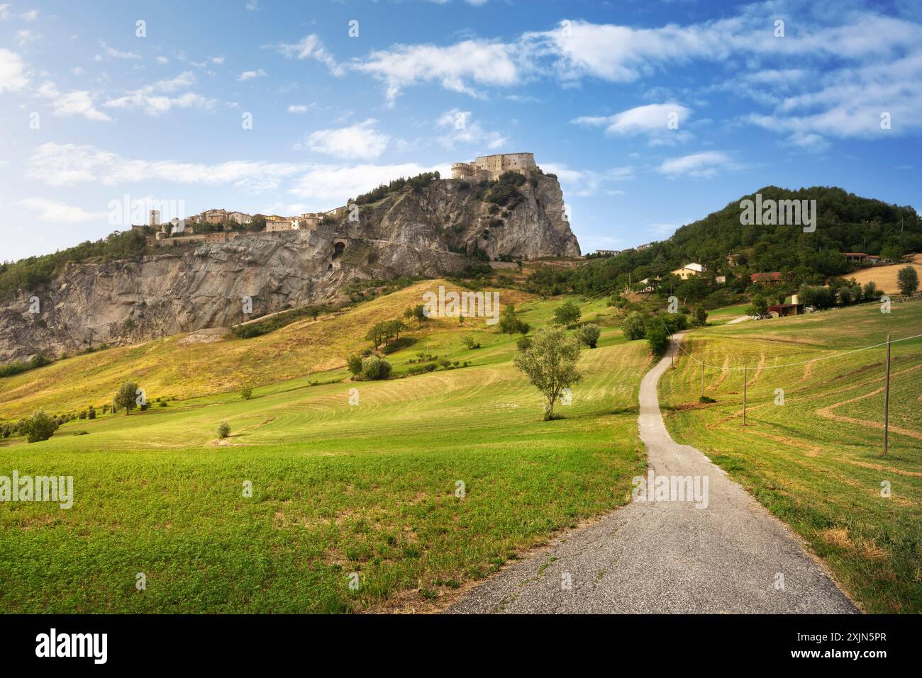 Strada per la Fortezza di San Leo o Rocca di San Leo, provincia di Rimini, regione Emilia Romagna, Italia Foto Stock