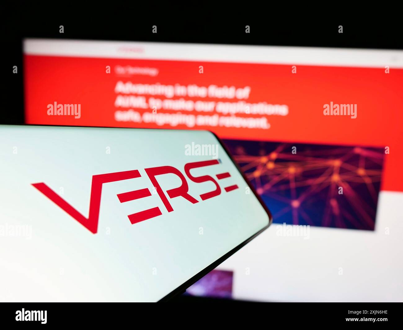 Stoccarda, Germania, 03-26-2023: Telefono cellulare con logo della società indiana Verse Innovation Pvt. Ltd. Sullo schermo davanti al sito web. Concentrati su Foto Stock