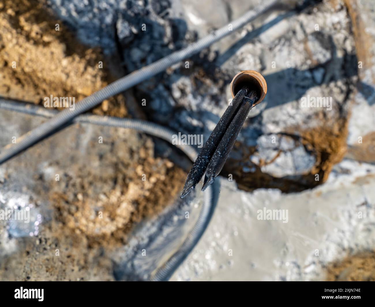 Tubi di rivestimento con anello di messa a terra in polietilene in fase di installazione in un nuovo campo di pozzi geotermici. Foto Stock