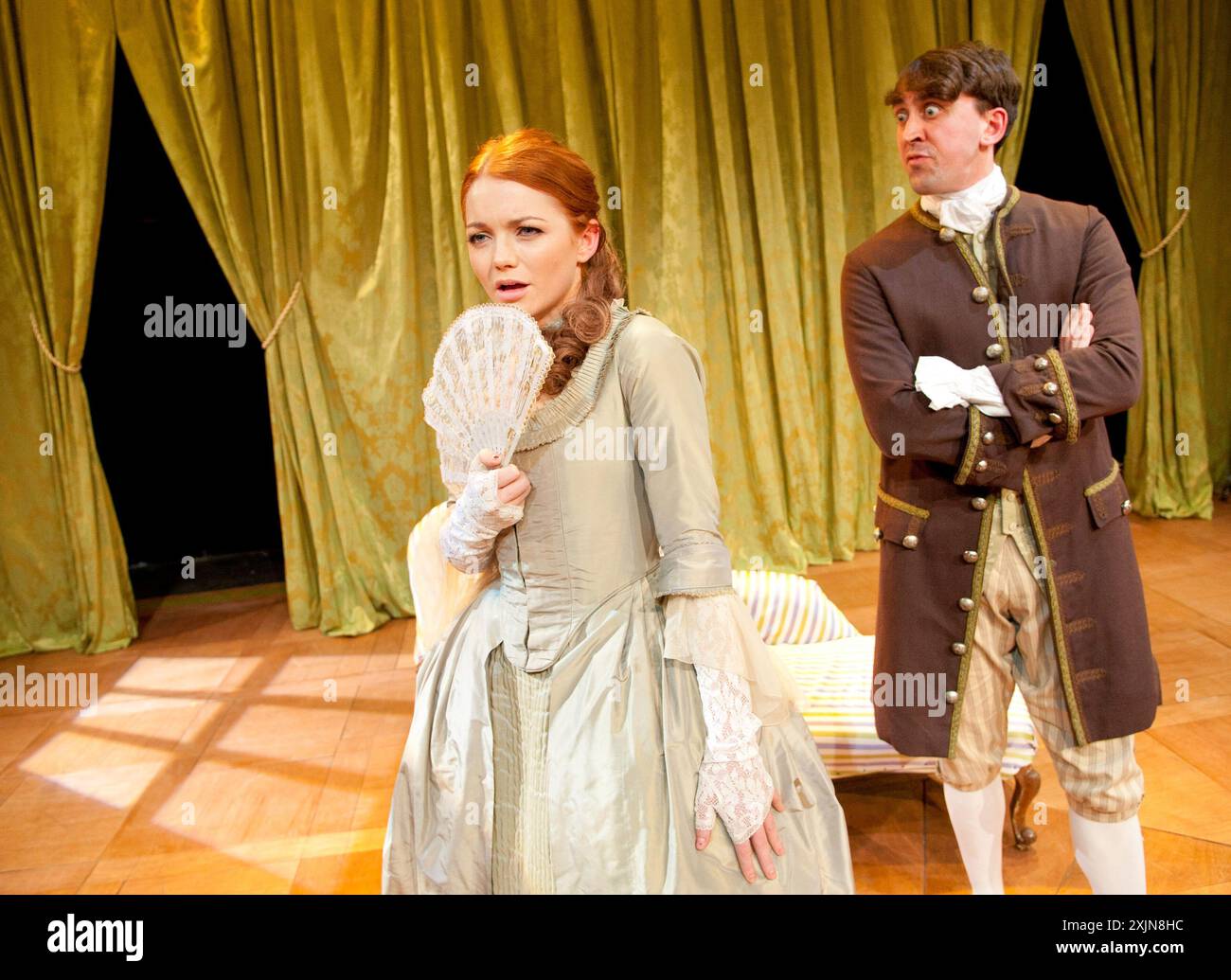 Hannah Spearritt (Lady Frances Touchwood), Joseph Macnab (Sir George Touchwood) nello STRATAGEMMA di BELLE di Hannah Cowley alla Southwark Playhouse, Londra SE1 09/09/2011 Set design: Simon Kenny costumi: Nicola Fitchett illuminazione: Christopher Nairne regista: Jessica Swale Foto Stock