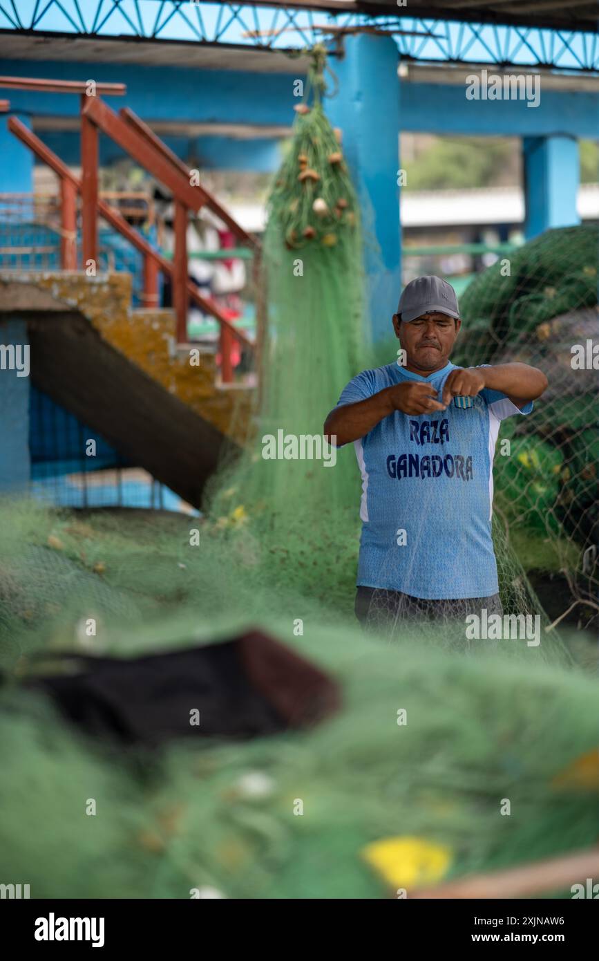 Lima - Perù, 21 maggio 2023 - nel vivace porto di pescatori di Lima, pescatori, uccelli e pedoni creano un ambiente vivace. Le attivita' dei pescatori att Foto Stock