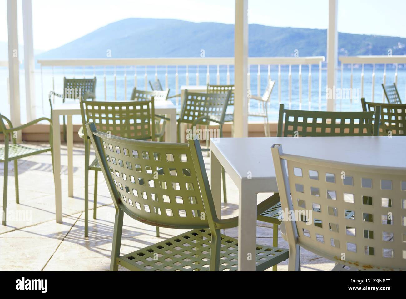 Affari poco redditizi: Tavoli e sedie in un caffè che non ha clienti. Industria dei servizi in una località turistica costiera al di fuori della stagione turistica Foto Stock
