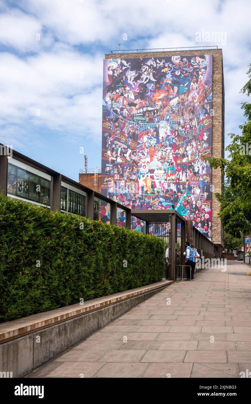 Hamopstead North West London, 19 luglio 2024. L'artista Leon Fenter è stato incaricato di creare la sua visione della Londra ebraica. Il risultato fu una collisione caleidoscopica di nove piani di storie passate e presenti fuori JW3, il centro culturale ebraico su Finchley Road, Londra. Il murale è la più grande opera d'arte di Leon. Tra i volti più famosi ci sono Amy Winehouse, David Baddiel, Marjorie Proops, Michael Fish e molti altri. Il lavoro pubblico costò 60,000 sterline Foto Stock
