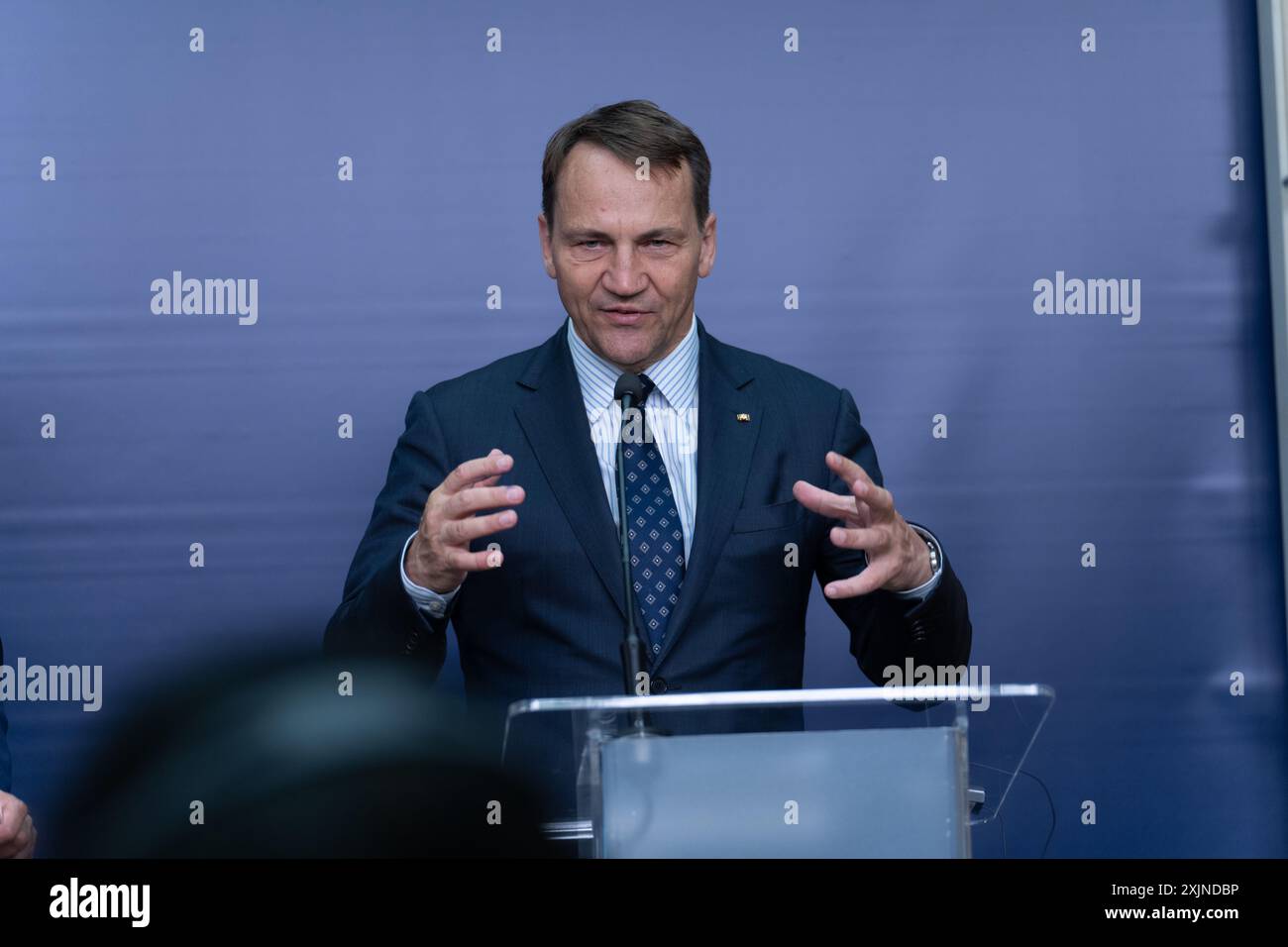 Il ministro degli Esteri della Polonia Radoslaw Sikorski gesta mentre parla ai media durante una conferenza stampa. Il ministro Radoslaw Sikorski ha incontrato il ministro degli Esteri dello Sri Lanka Ali Sabry. I temi principali della loro discussione sono stati le questioni bilaterali e le preoccupazioni per la sicurezza regionale. I colloqui miravano a rafforzare le relazioni politiche ed economiche, concentrandosi sugli scambi commerciali, sui nuovi settori di cooperazione, compreso lo sviluppo di partenariati portuali marittimi, e sull'ampliamento del quadro giuridico e del trattato. Hanno anche affrontato le sfide di sicurezza in Europa e nella regione dell'Oceano Indiano. (Foto di Marek Anto Foto Stock