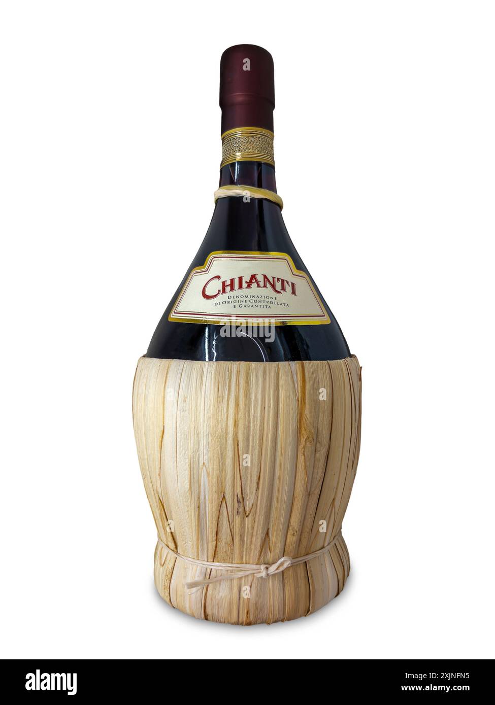 Vino Chianti in tipica fiasca di vetro ripiena chiamata in italiano fiasco impagliato isolata sul bianco con percorso di ritaglio incluso Foto Stock