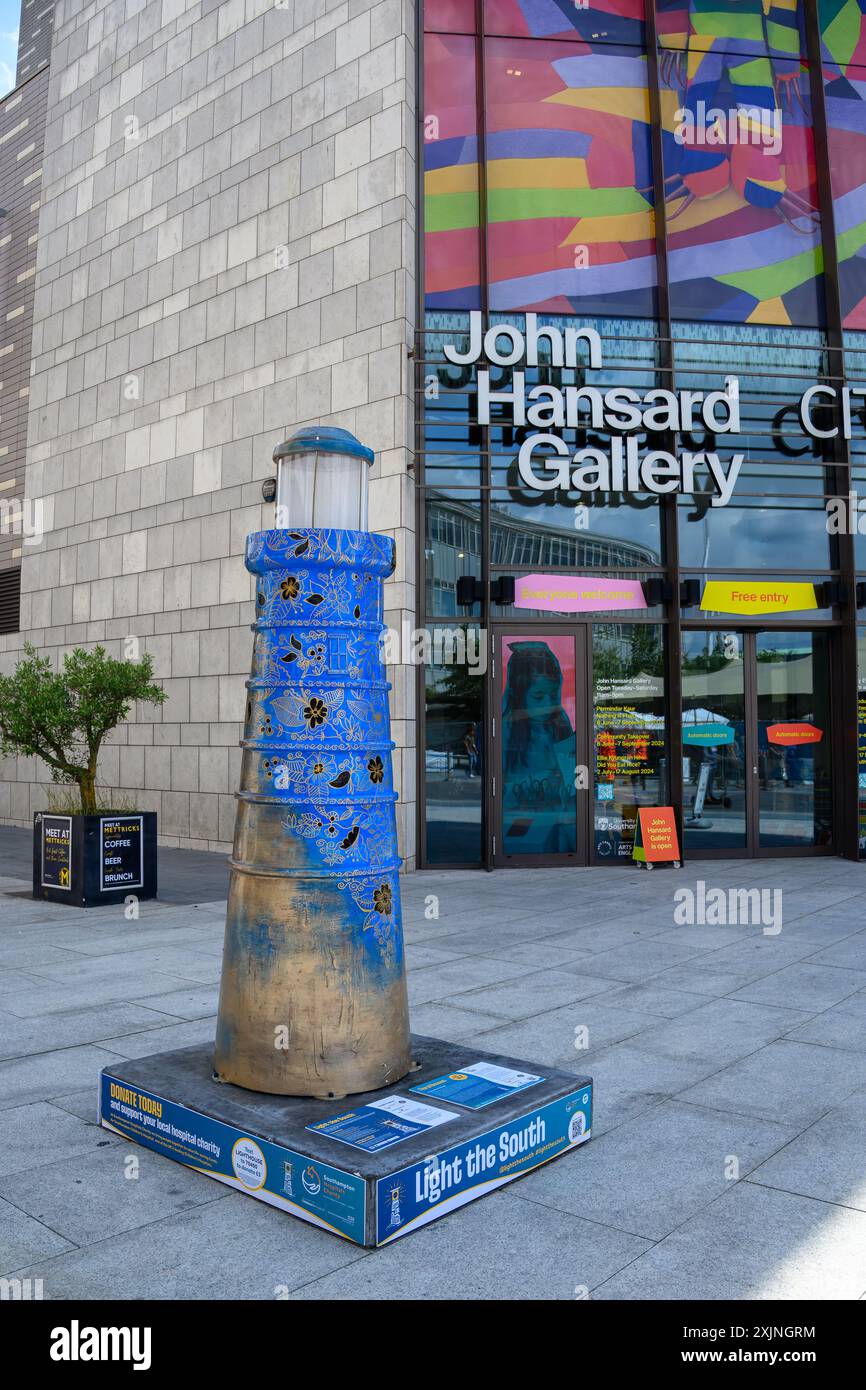 Southampton Hospitals Charity Light The South ART Trail 2024 - Floral Beacon di Mr A Singh Foto Stock