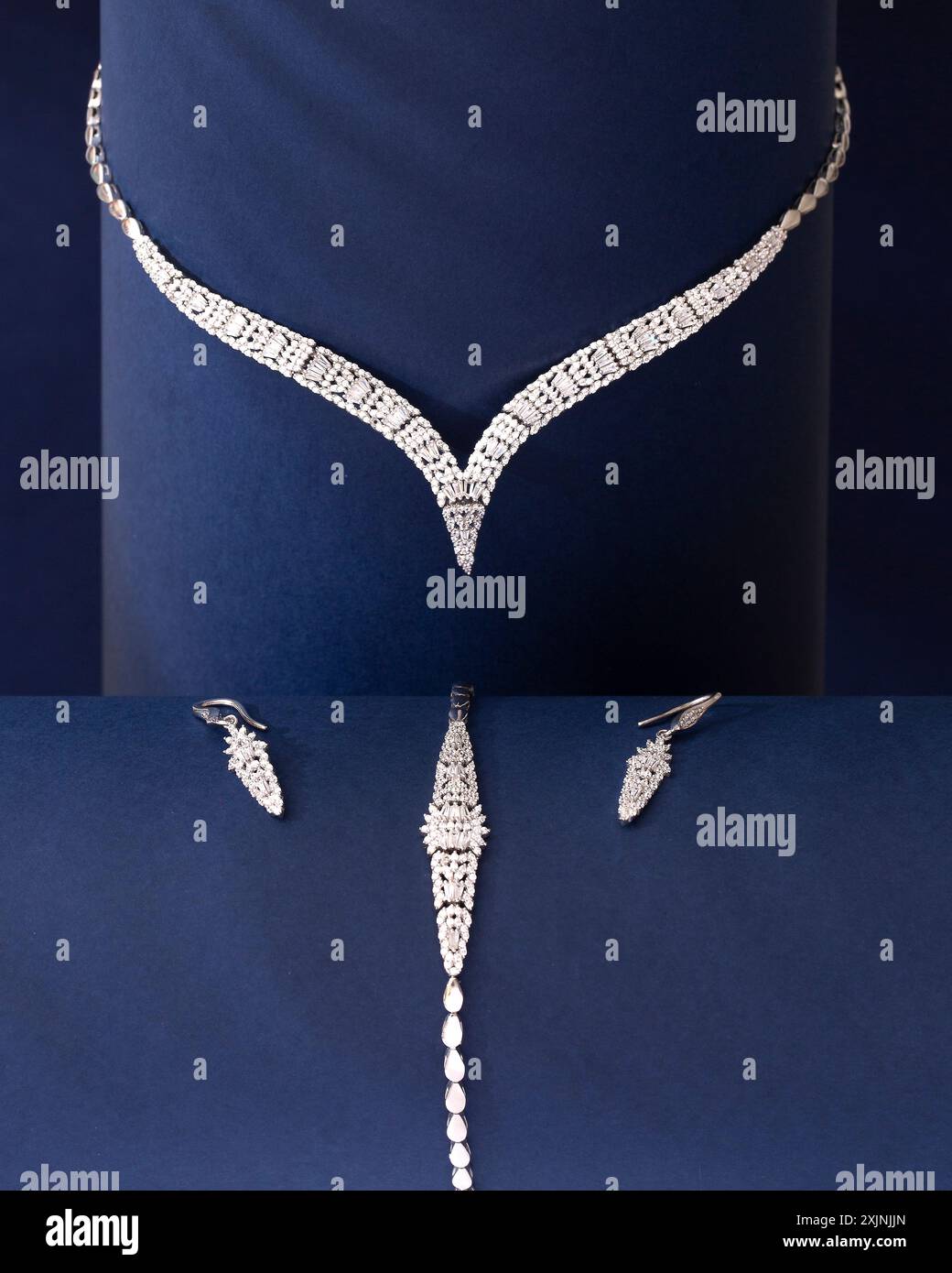 Elegante collana e orecchini in argento dal design sofisticato. Foto Stock