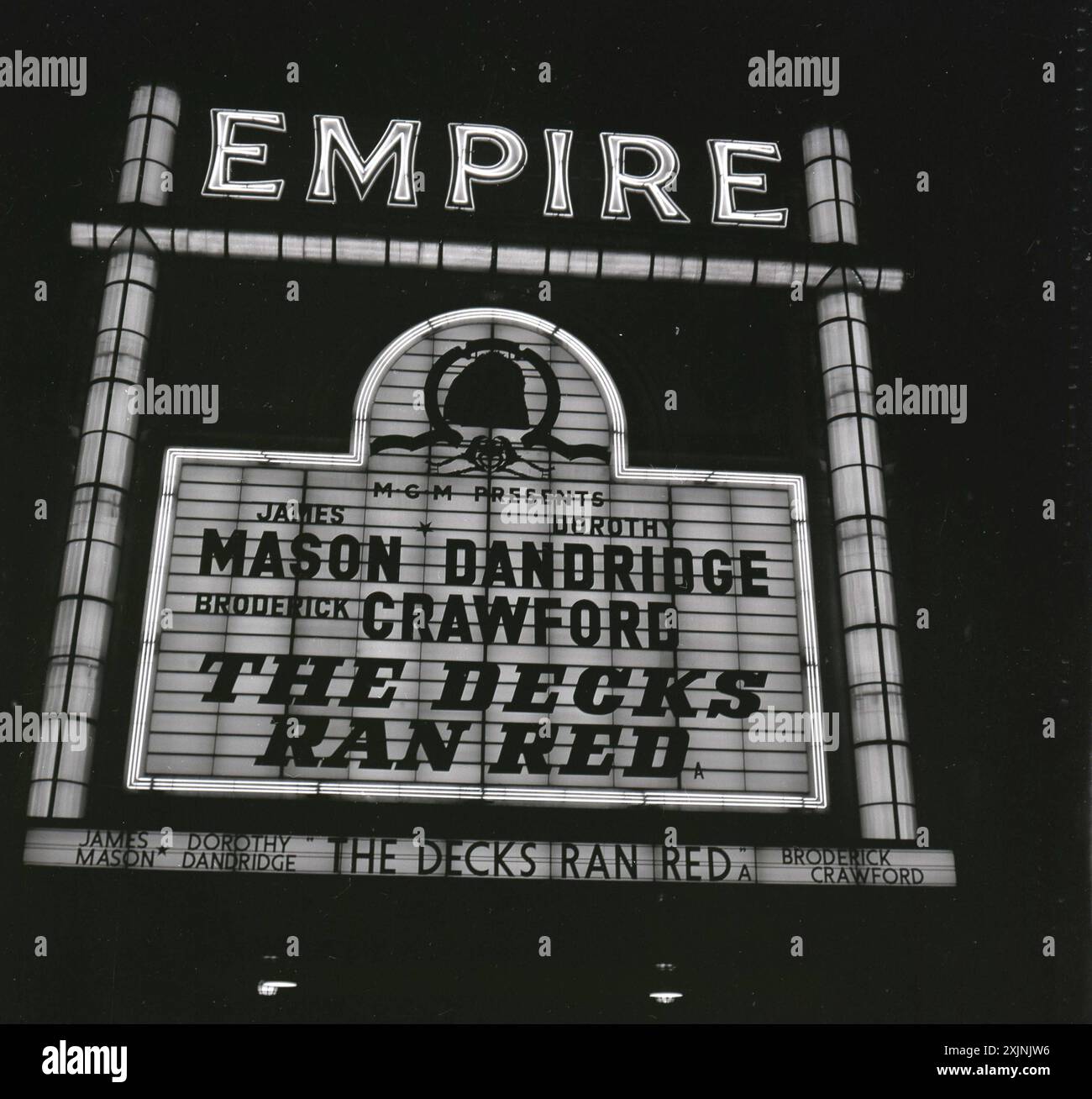 1958, Historical, The Empire Cinema in Leicester Square, Londra, Inghilterra, Regno Unito che mostra il film della MGM The Decks Ran Red, con James Mason, Dorothy Dandridge e Broderick Crawford. Originariamente costruito nel 1884 come teatro di varietà, l'Empire fu acquisito nel 1925 dalla Metro-Goldwyn-Mayer e ricostruito come un cinema per mostrare film. Foto Stock