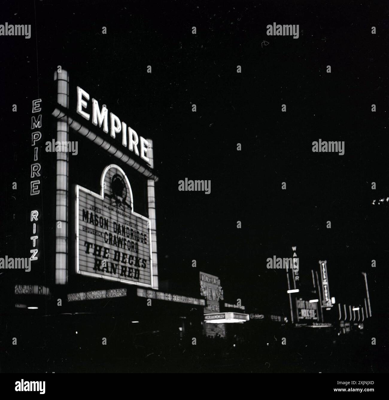 1958, Historical, The Empire Cinema in Leicester Square, Londra, Inghilterra, Regno Unito che mostra il film della MGM The Decks Ran Red, con James Mason, Dorothy Dandridge e Broderick Crawford. Originariamente costruito nel 1884 come teatro di varietà, l'Empire fu acquisito nel 1925 dalla Metro-Goldwyn-Mayer e ricostruito come un cinema per mostrare film. Foto Stock