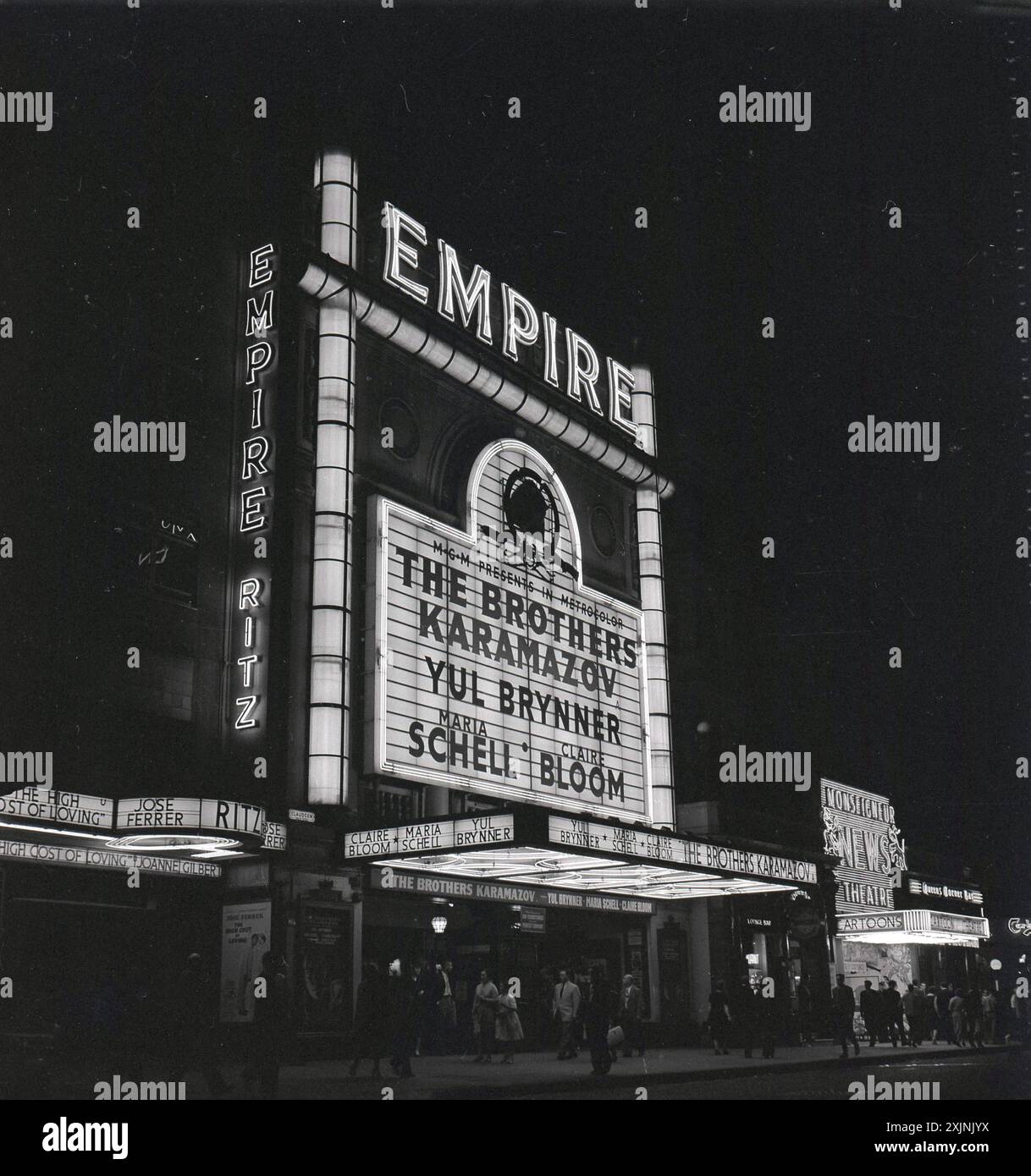 1958, Historical, Outside of the Empire Cinema, Leicester Square, Londra, Inghilterra, Regno Unito, dove è stato proiettato il film The Brothers Karamazov con Yul Brynner, Maria Schelll e Claire Bloom, presentato da MGM in Metrocolor. Originariamente costruito nel 1884 come teatro di varietà, è stato acquisito nel 1925 dalla Metro-Goldwyn-Mayer e ricostruito come un cinema per mostrare film. Foto Stock