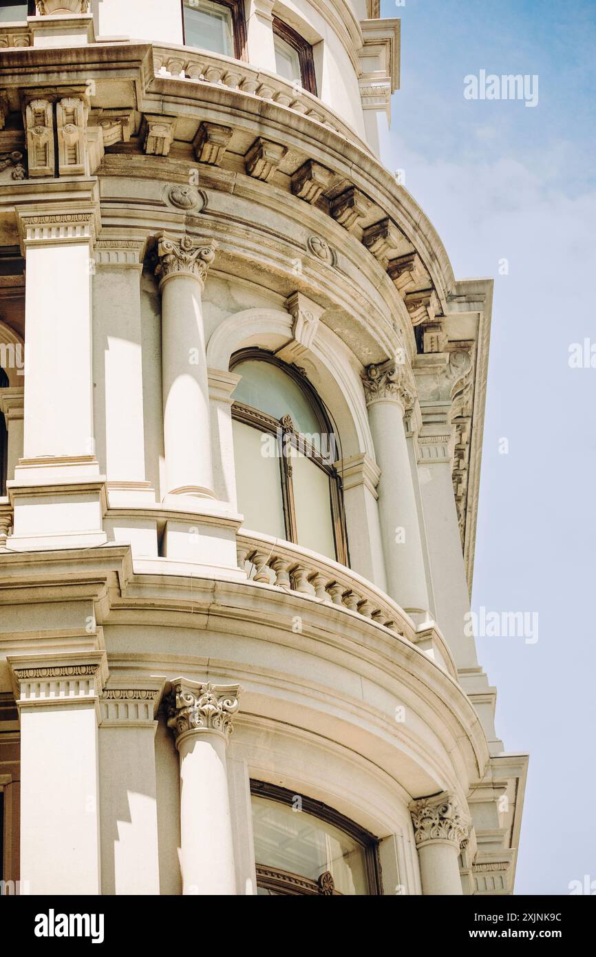 Un dettaglio architettonico di un edificio classico, con colonne ornate e intricate opere in pietra a Philadelphia, Pennsylvania, 19 luglio, Foto Stock
