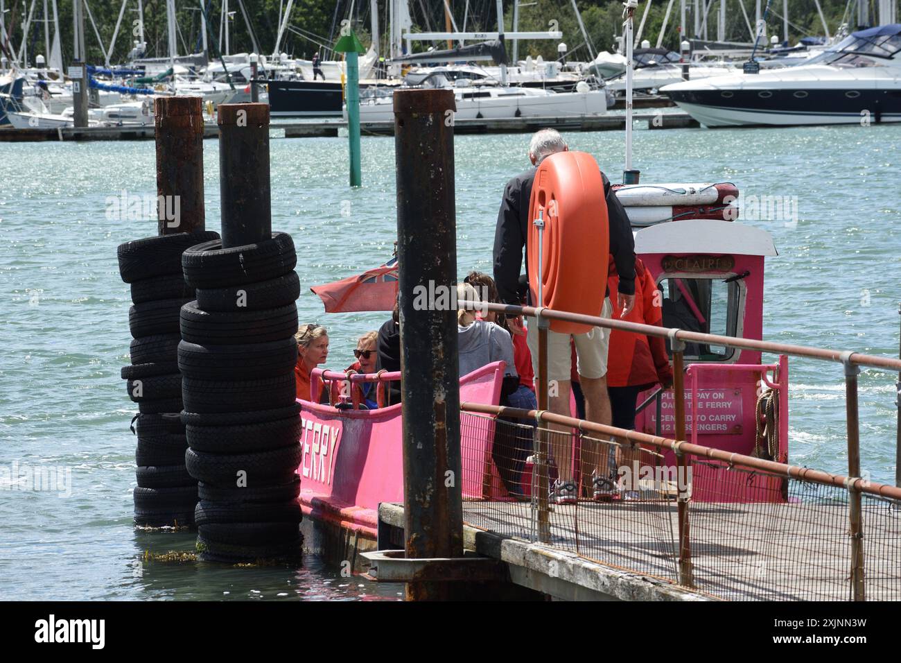 Il traghetto Hamble-Warsash è un traghetto passeggeri "su richiesta". Sul fiume Hamble nell'Hampshire, Inghilterra. Il traghetto opera tra Hamble-le-Rice il giorno seguente Foto Stock