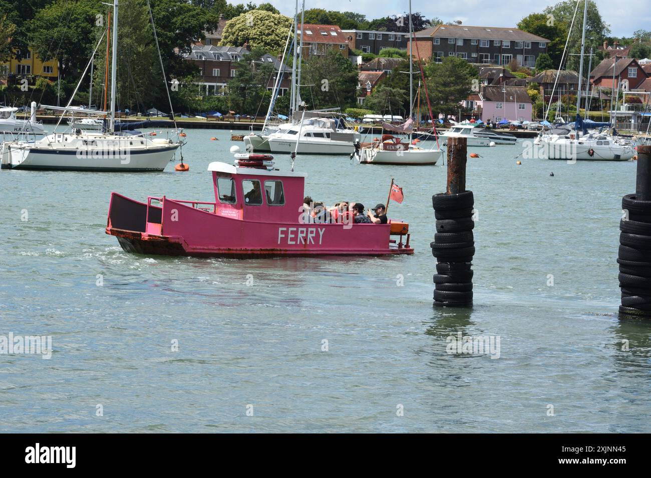 Il traghetto Hamble-Warsash è un traghetto passeggeri "su richiesta". Sul fiume Hamble nell'Hampshire, Inghilterra. Il traghetto opera tra Hamble-le-Rice il giorno seguente Foto Stock