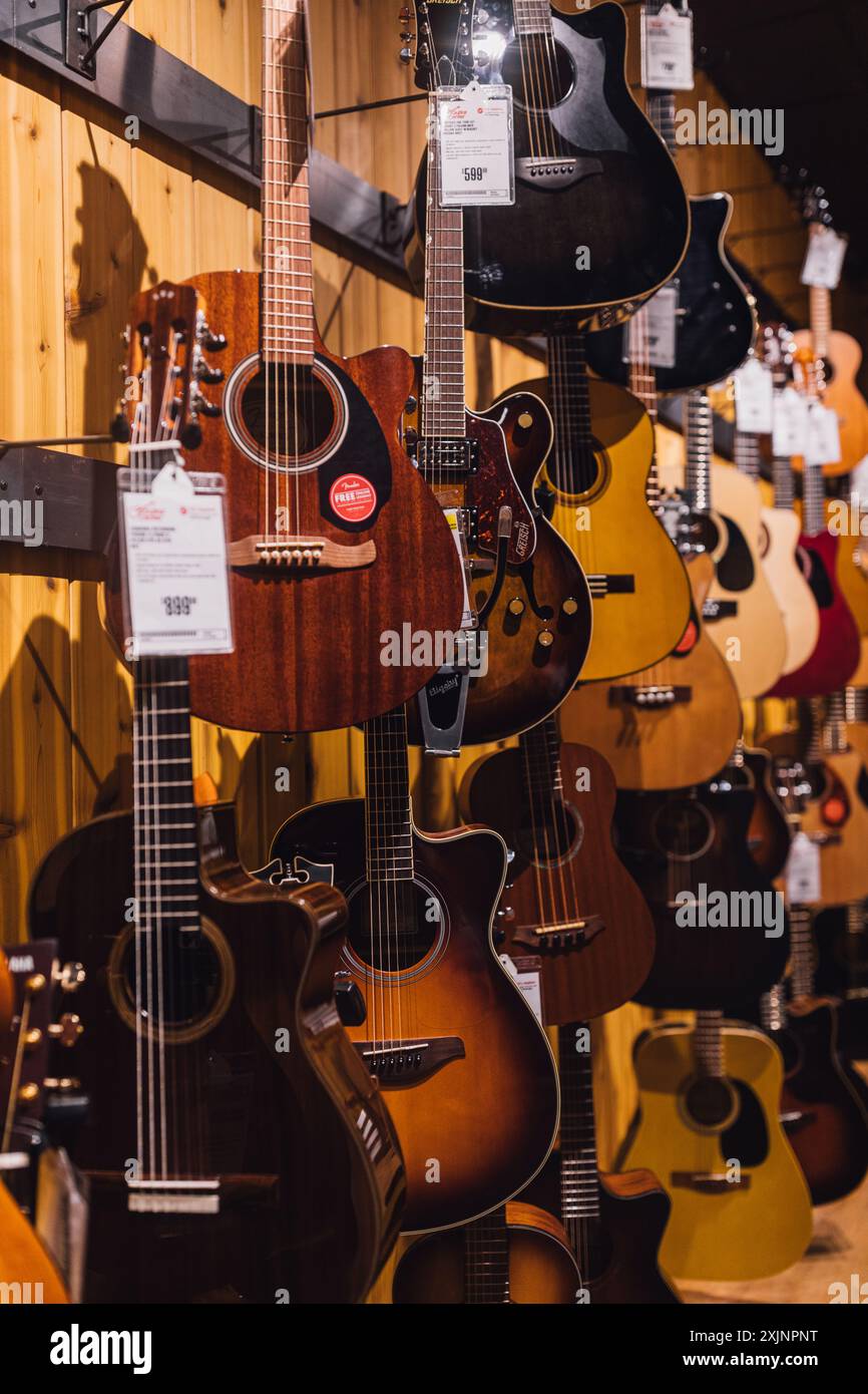 Parete di chitarre acustiche in vendita al Guitar Center Foto Stock