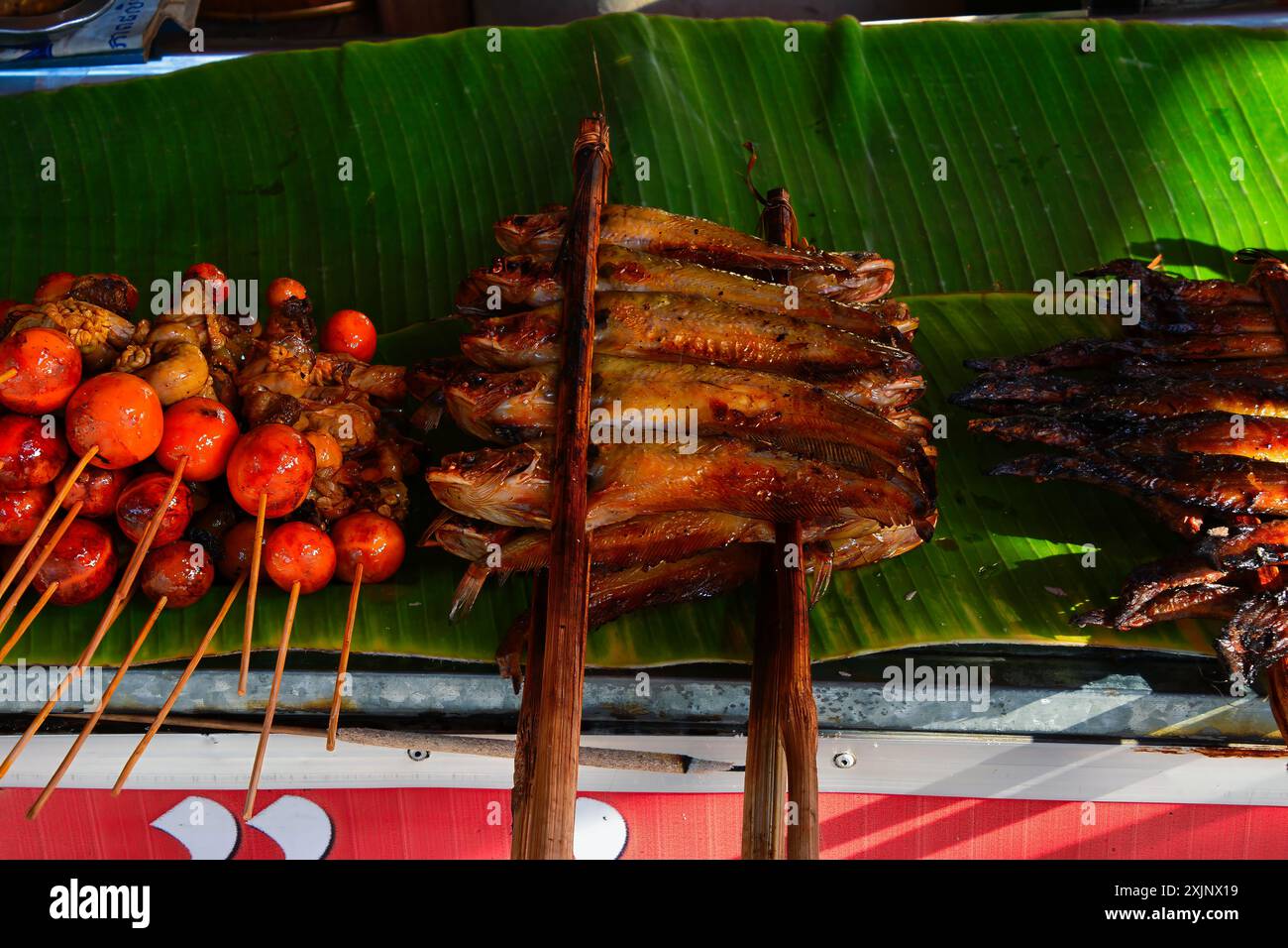 cibo di strada in cambogia, pesce testa di serpente Foto Stock