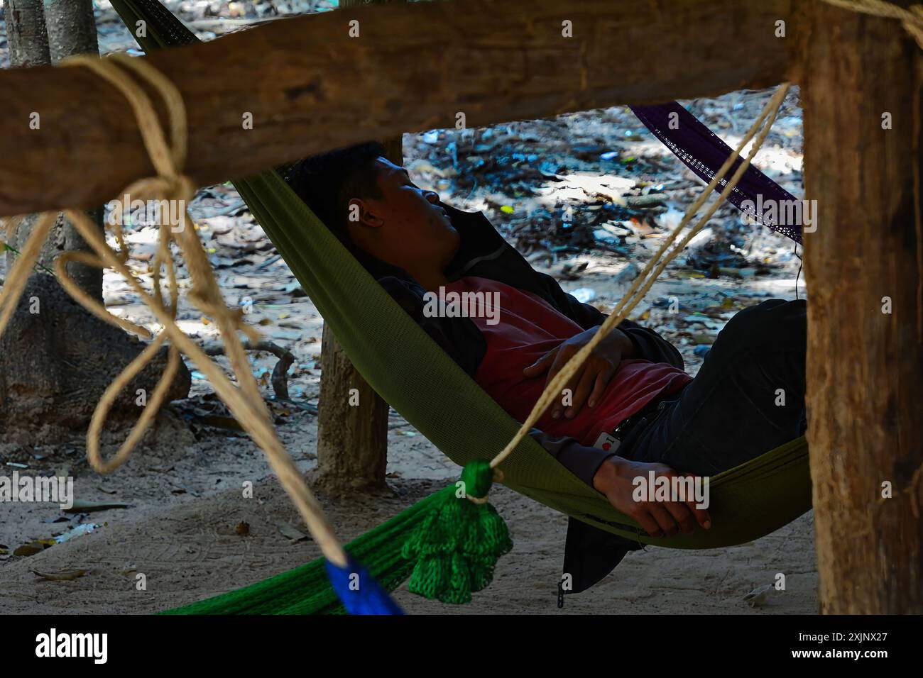 un uomo asiatico su un'amaca Foto Stock