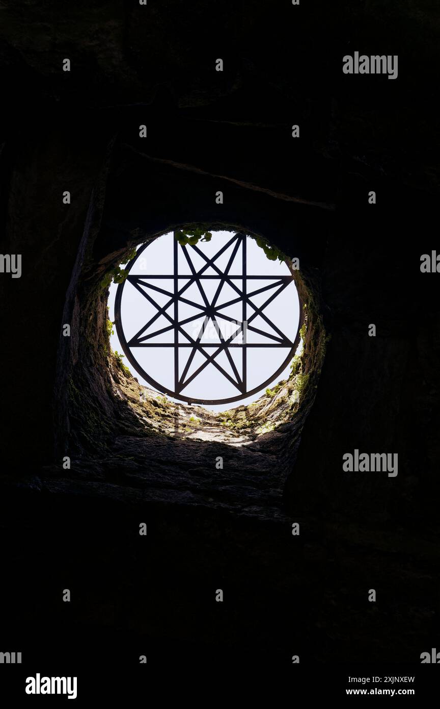 Un lucernario circolare con un intricato design a stelle presso il castello moresco di Sintra Foto Stock