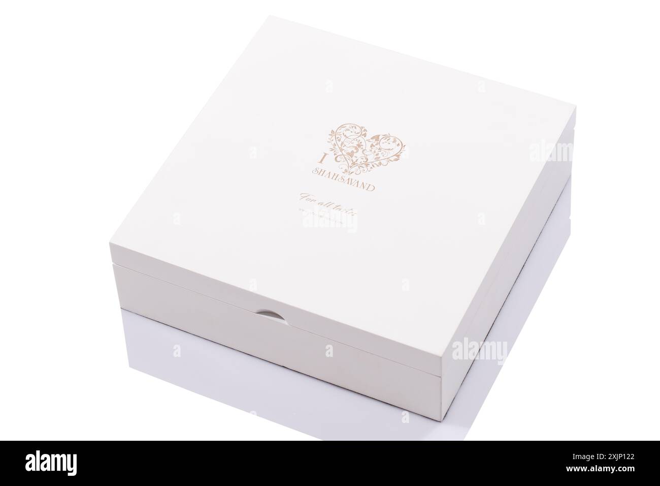 Elegante confezione regalo bianca con logo a forma di cuore. Foto Stock