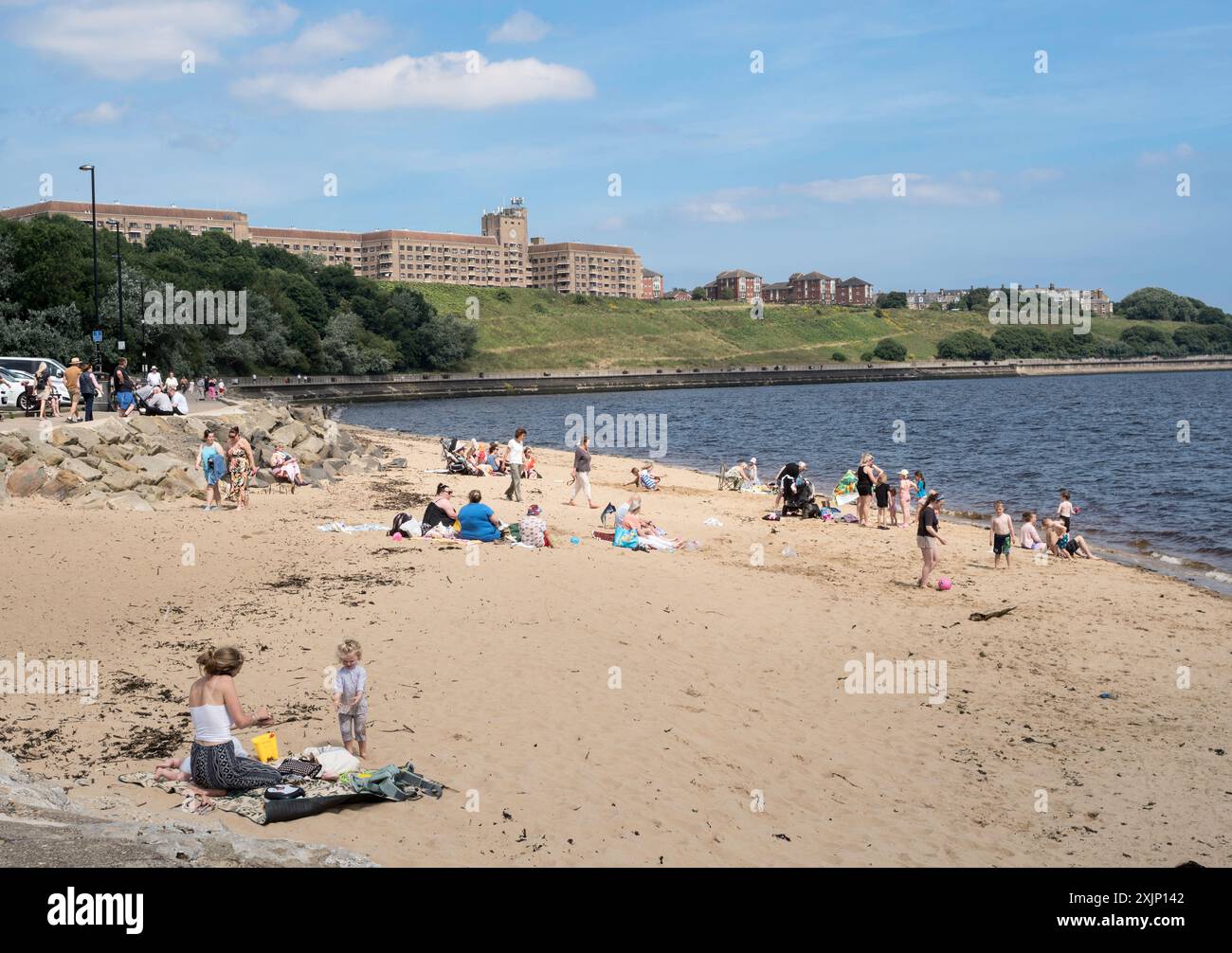 Meteo nel Regno Unito 19 luglio 2024 persone che godono del sole estivo sulla spiaggia di North Shields, Inghilterra, Regno Unito Foto Stock