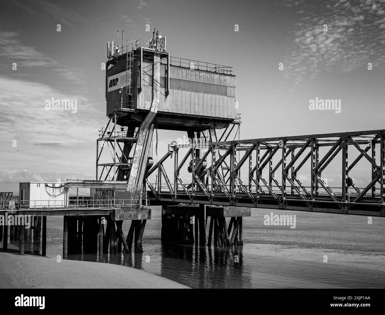 Una vista monocromatica (in bianco e nero) dei vecchi moli in disuso a Fleetwood Foto Stock