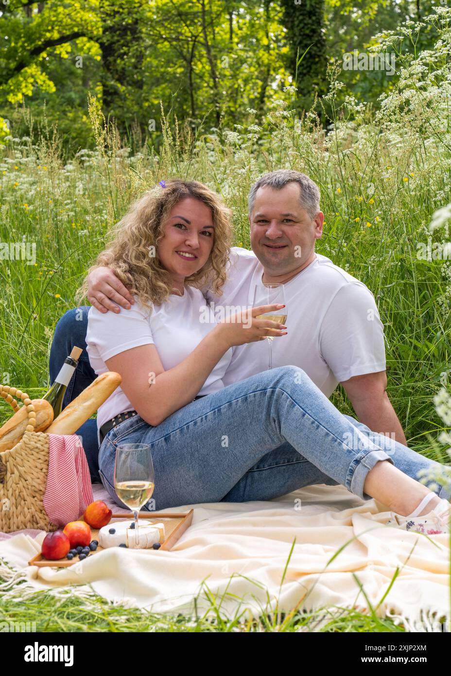 Ritratto di una felice coppia romantica all'esterno. Foto Stock