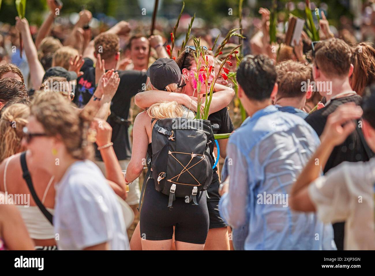 Un pubblico entusiasta a Nijmegen dà un caloroso benvenuto agli escursionisti. Il pubblico a margine dà a questi partecipanti una doccia fredda a causa del calore. Gli escursionisti potevano scegliere tra distanze di 30, 40 o 50 km al giorno. A causa delle alte temperature, il percorso è stato accorciato di 10 chilometri. Il venerdì dell'evento, mentre i partecipanti si avvicinano al traguardo, il pubblico presenta gli escursionisti con i gladioli, simbolo della vittoria fin dall'epoca romana, quando i gladiatori erano anche inondati di questi fiori. L'ingresso in città e verso la fine, lungo la St. Annastraat, è per questo motivo calle Foto Stock