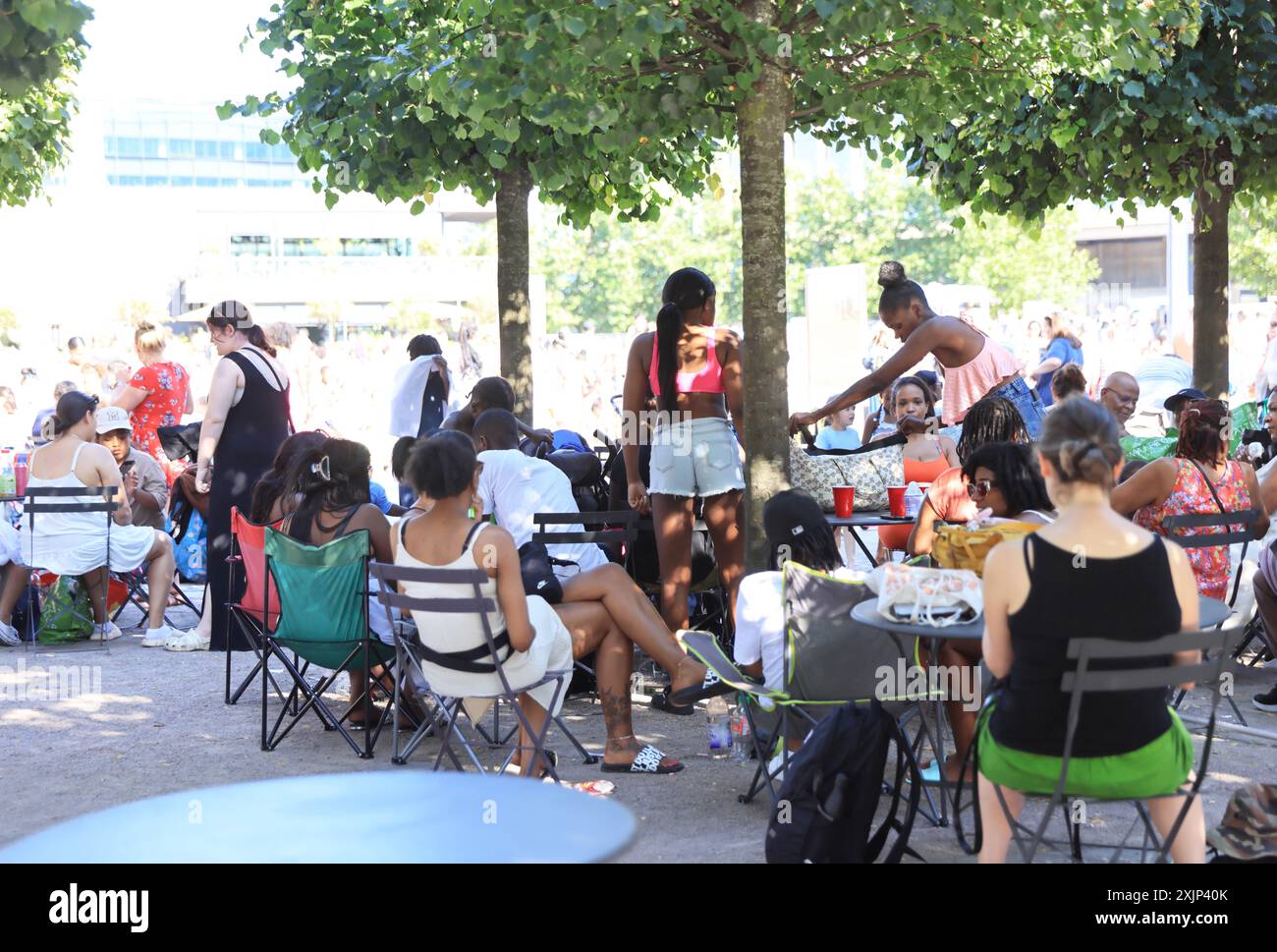 Londra, Regno Unito 19 luglio 2024. I 30 gradi colpiscono Londra oggi, quando iniziano molte vacanze scolastiche, con le famiglie che affollano le fontane di Granary Square, a Kings Cross, a nord di Londra, Regno Unito. Credito : Monica Wells/Alamy Live News Foto Stock