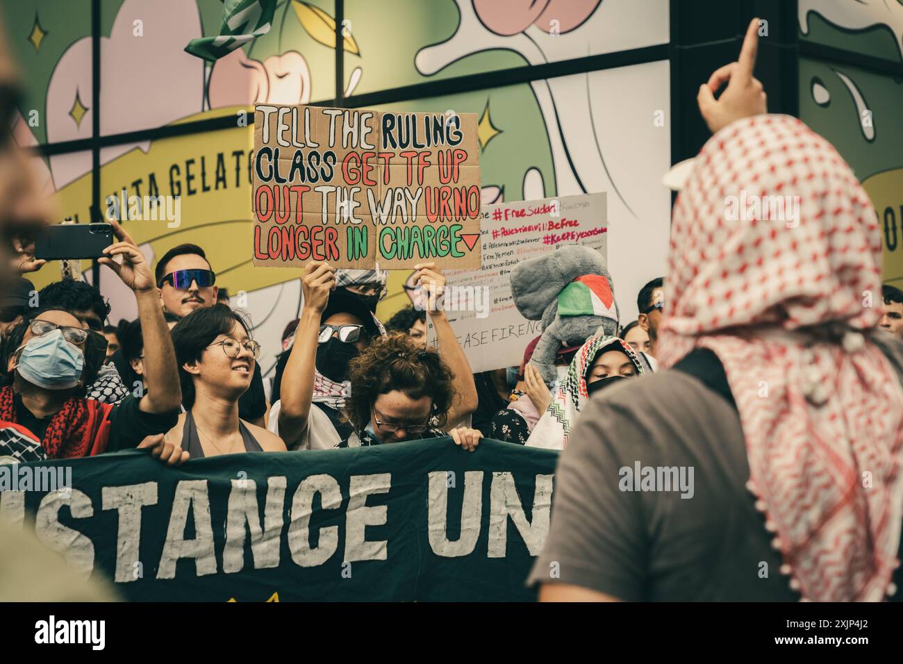 New York, New York, Stati Uniti. 18 luglio 2024. All'interno del segno del nostro marchesatore Lifetime Pro Palestine ''dite alla classe dirigente di uscire di mezzo u r non più in chardge. (Credit Image: © Daniel Efram/ZUMA Press Wire) SOLO PER USO EDITORIALE! Non per USO commerciale! Foto Stock