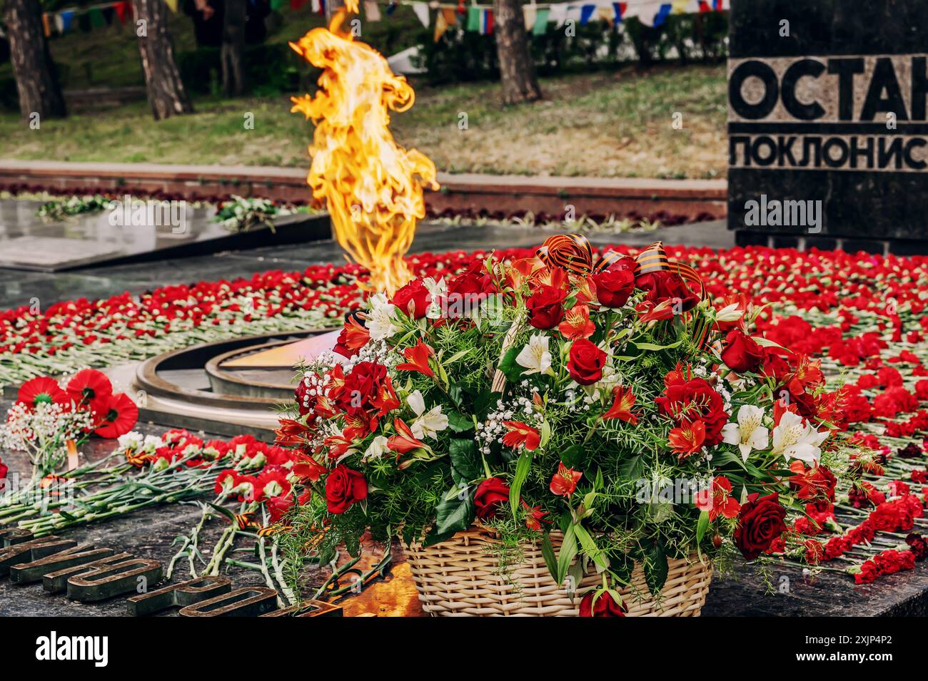 Pyatigorsk, Russia, 9 maggio 2024, la fiamma eterna e il grande Memoriale della Guerra Patriottica a Pyatigorsk, Russia, giorno della Vittoria. Foto Stock