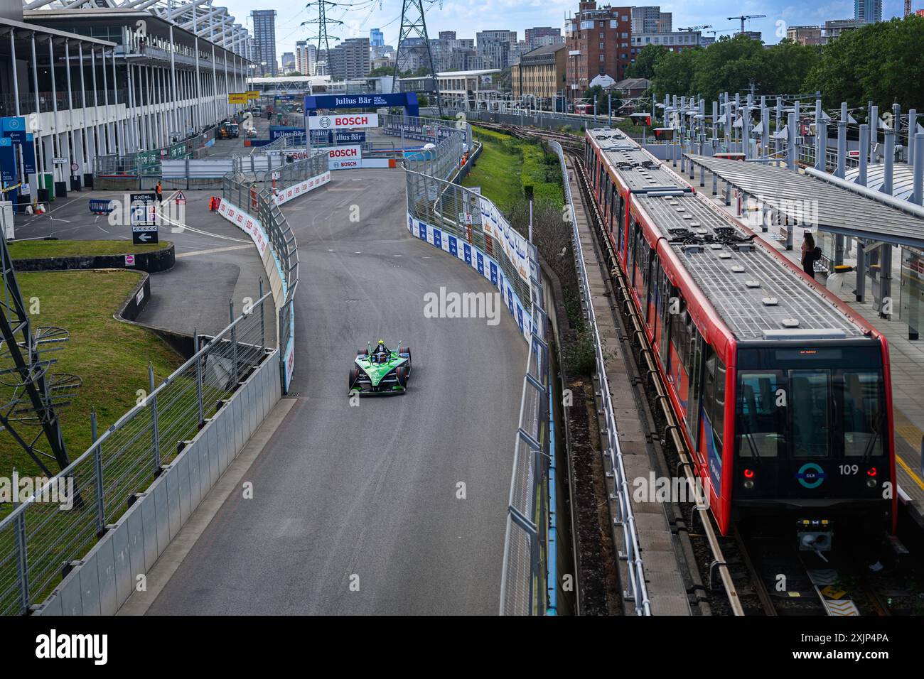 LONDRA, REGNO UNITO. 19 lug, 24. Vista dalla stazione Prince Regent DLR il giorno 1 Shakedown durante l'e-Prix di Hankook 2024 di Formula e ABB FIA all'Excel di venerdì 19 luglio 2024 a LONDRA, INGHILTERRA. Crediti: Taka G Wu/Alamy Live News Foto Stock