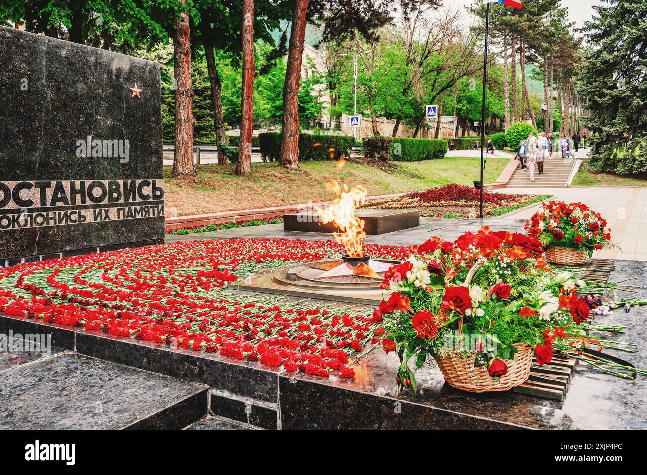 Pyatigorsk, Russia, 9 maggio 2024, la fiamma eterna e il grande Memoriale della Guerra Patriottica a Pyatigorsk, Russia, giorno della Vittoria. Foto Stock