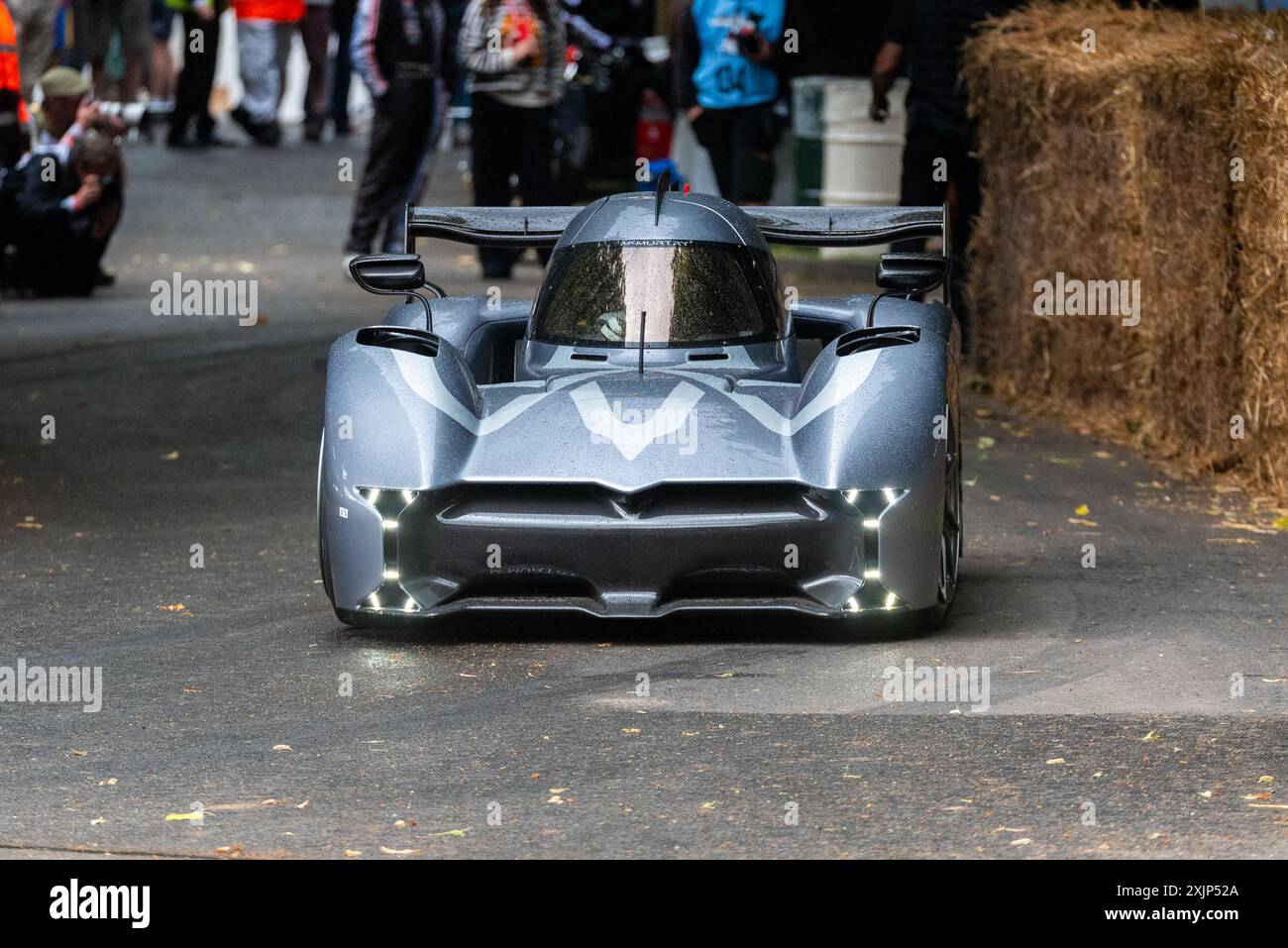 McMurtry Speirling Pure auto da corsa elettrica che guida per salire sulla pista di arrampicata all'evento Motorsport Goodwood Festival of Speed 2024, Regno Unito Foto Stock