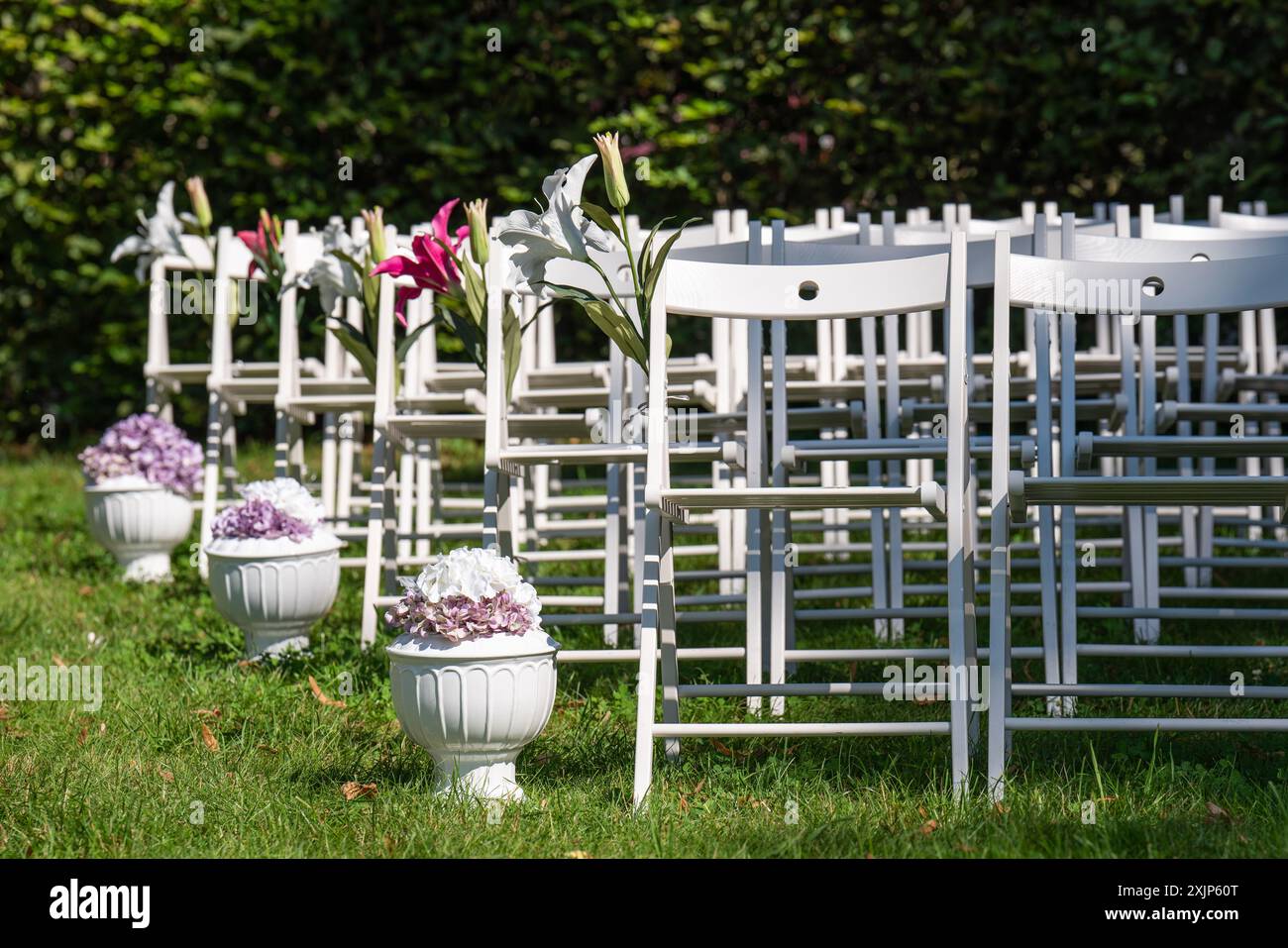 Splendido ambiente per matrimoni. Vista di un luogo per matrimoni con posti a sedere vuoti e fiori Foto Stock