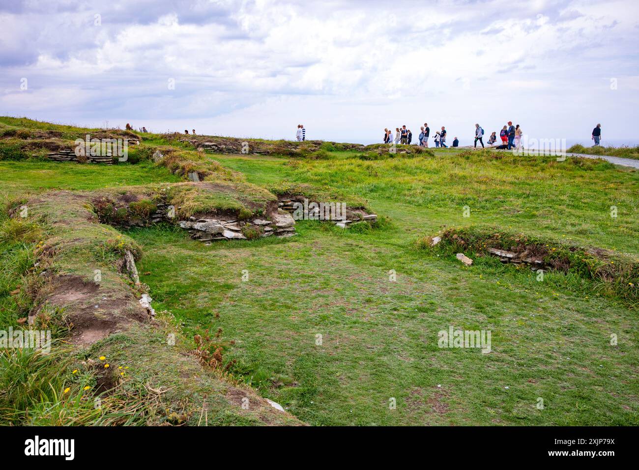 Tour delle rovine del castello di Tintagel, dei turisti e dei visitatori dell'isola di Tintagel e visita le rovine del castello, Cornovaglia, Inghilterra, Regno Unito, 2023 Foto Stock