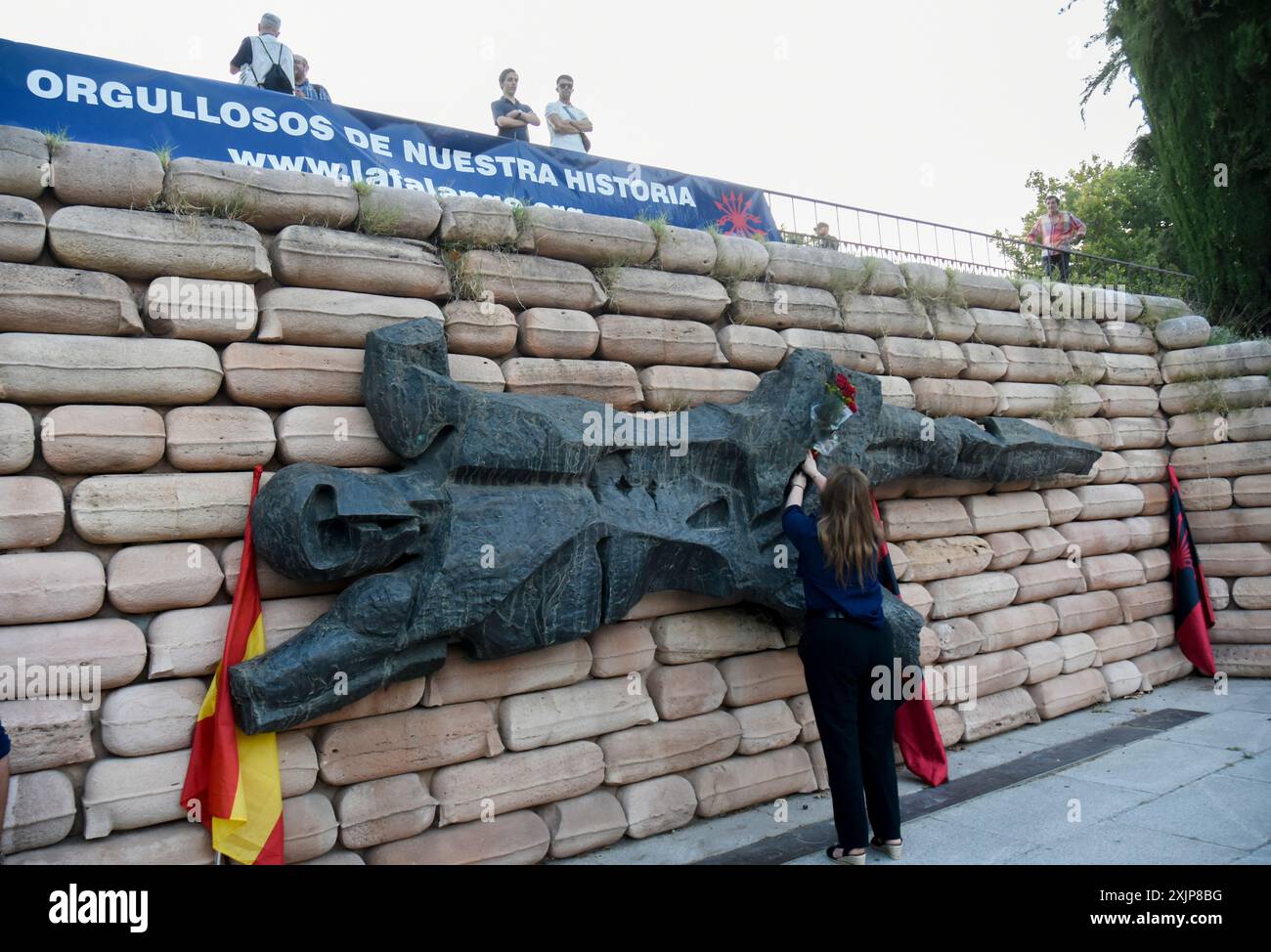 Madrid, Madrid, SPAGNA. 19 luglio 2024. Evento fascista organizzato dal partito politico Falange nel Tempio Debod di Madrid. Donna della Falange che mette un mazzo di fiori al monumento delle vittime Falangiste nella guerra civile spagnola (Credit Image: © Richard Zubelzu/ZUMA Press Wire) SOLO USO EDITORIALE! Non per USO commerciale! Foto Stock