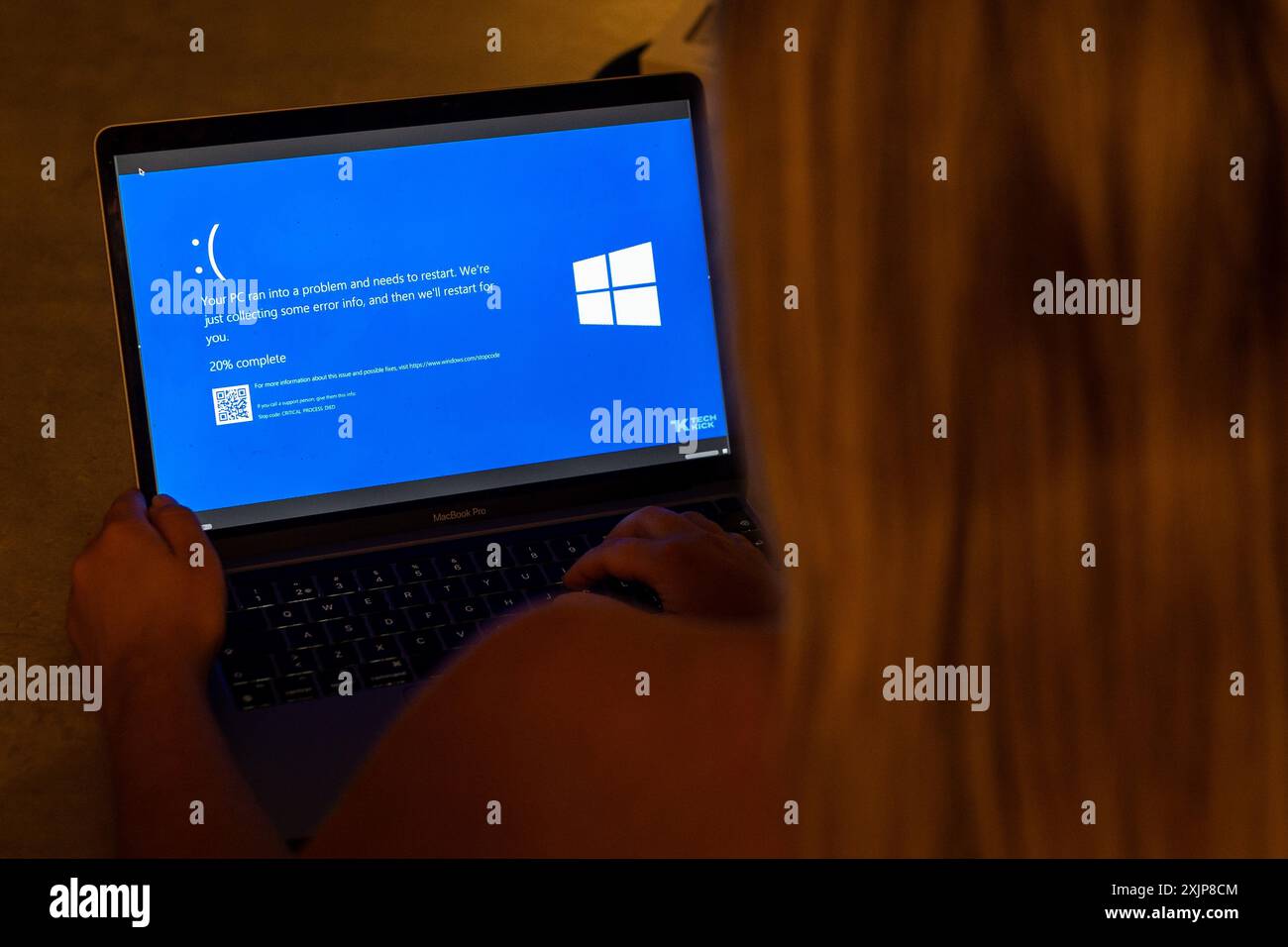 Zagabria, Croazia. 19 luglio 2024. Foto scattata il 19 luglio 2024. A Zagabria, la Croazia mostra una schermata di errore blu, nota anche come "schermata blu della morte" (BSOD) sullo schermo di un laptop. Milioni di utenti Windows in tutto il mondo hanno sperimentato oggi l'errore Blue Screen of Death (BSOD) che ha causato lo spegnimento o il riavvio improvviso del sistema. Foto: Igor Kralj/PIXSELL credito: Pixsell/Alamy Live News Foto Stock