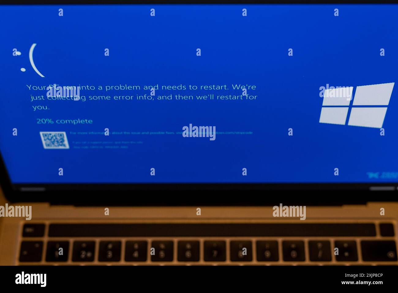 Zagabria, Croazia. 19 luglio 2024. Foto scattata il 19 luglio 2024. A Zagabria, la Croazia mostra una schermata di errore blu, nota anche come "schermata blu della morte" (BSOD) sullo schermo di un laptop. Milioni di utenti Windows in tutto il mondo hanno sperimentato oggi l'errore Blue Screen of Death (BSOD) che ha causato lo spegnimento o il riavvio improvviso del sistema. Foto: Igor Kralj/PIXSELL credito: Pixsell/Alamy Live News Foto Stock