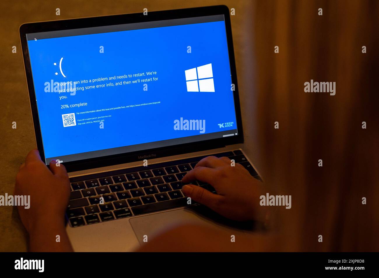 Zagabria, Croazia. 19 luglio 2024. Foto scattata il 19 luglio 2024. A Zagabria, la Croazia mostra una schermata di errore blu, nota anche come "schermata blu della morte" (BSOD) sullo schermo di un laptop. Milioni di utenti Windows in tutto il mondo hanno sperimentato oggi l'errore Blue Screen of Death (BSOD) che ha causato lo spegnimento o il riavvio improvviso del sistema. Foto: Igor Kralj/PIXSELL credito: Pixsell/Alamy Live News Foto Stock