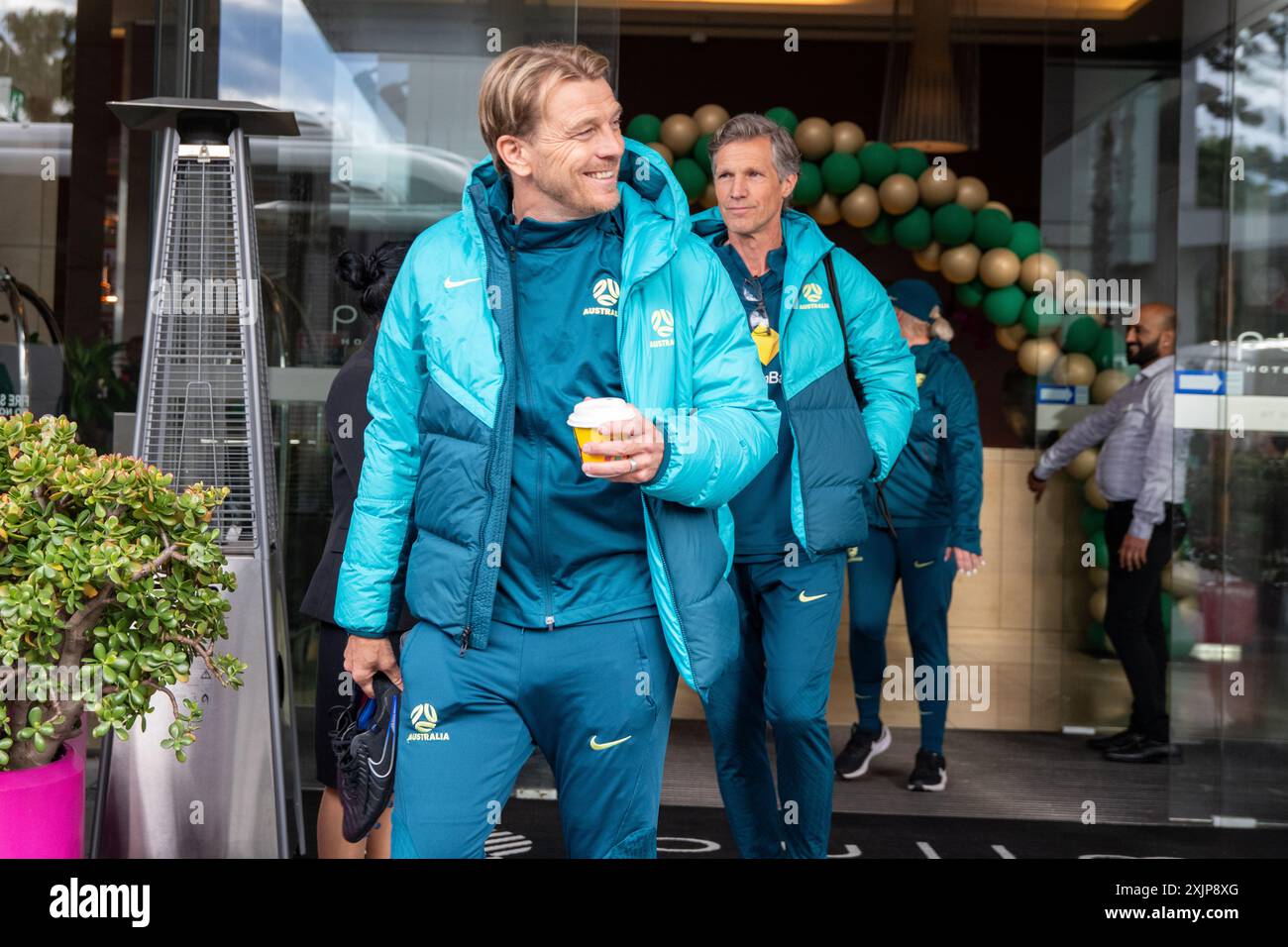 MatildaÕs allenatore Tony Gustavsson lascia il campo all'Olympic Park per allenarsi prima MondayÕs della partita contro la Cina. Foto: Thomas Lisson Foto Stock