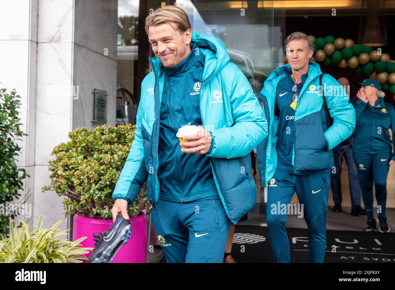 MatildaÕs allenatore Tony Gustavsson lascia il campo all'Olympic Park per allenarsi prima MondayÕs della partita contro la Cina. Foto: Thomas Lisson Foto Stock